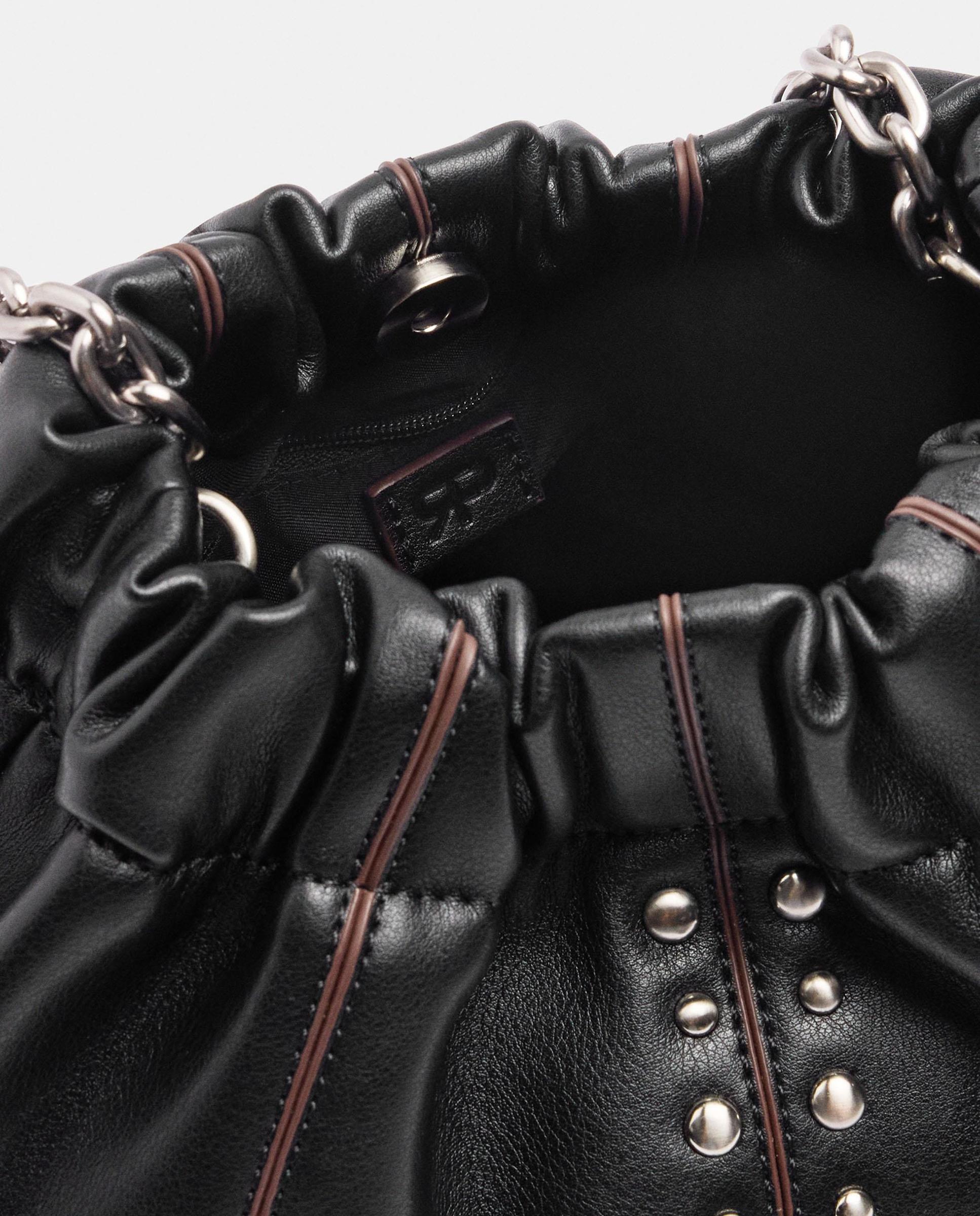 Bandolera de mujer estilo cubo con tachuelas en liso - Parfois - Negro Negro-4