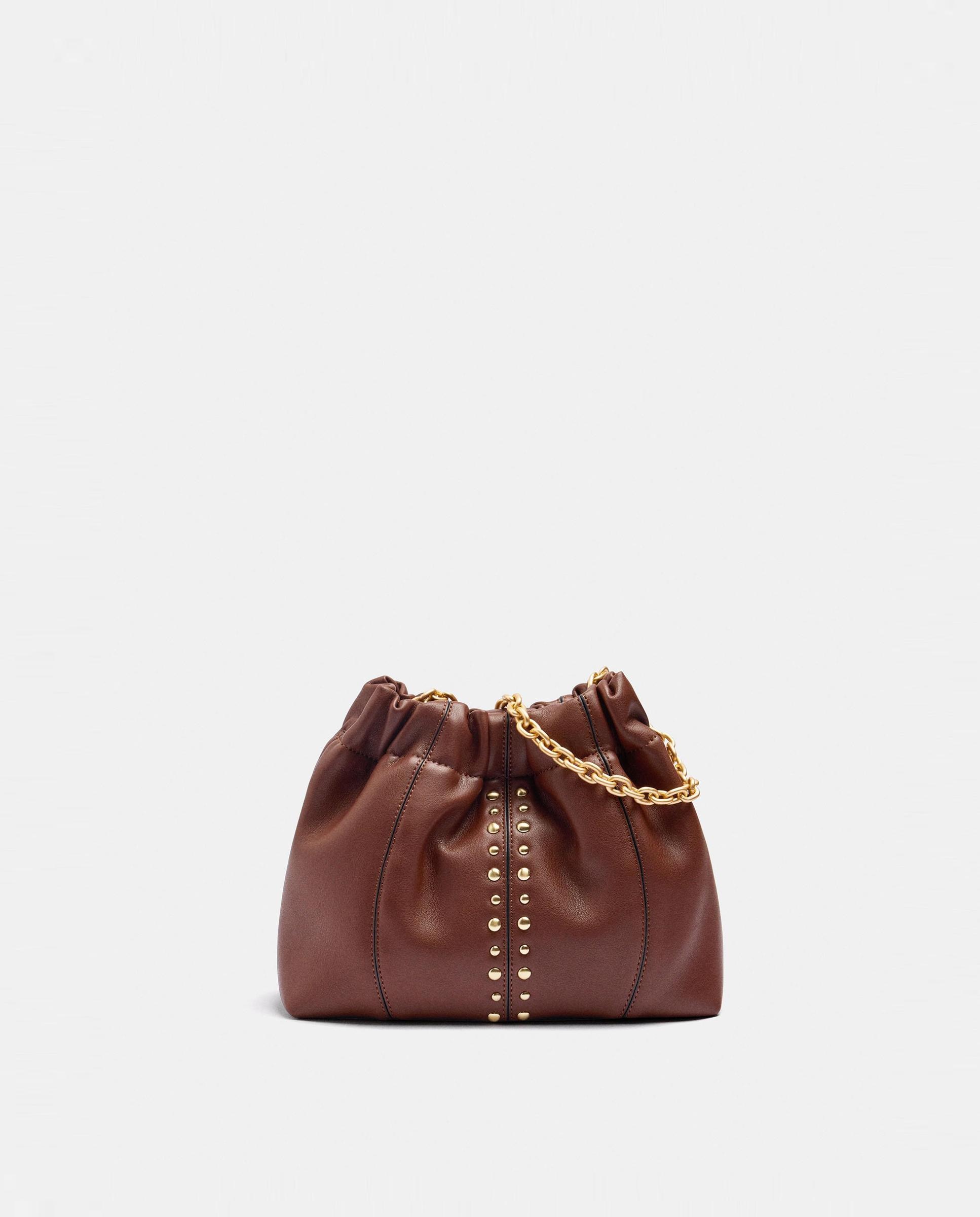 Bandolera de mujer estilo cubo con tachuelas en liso - Parfois - Marrón Marrón-1
