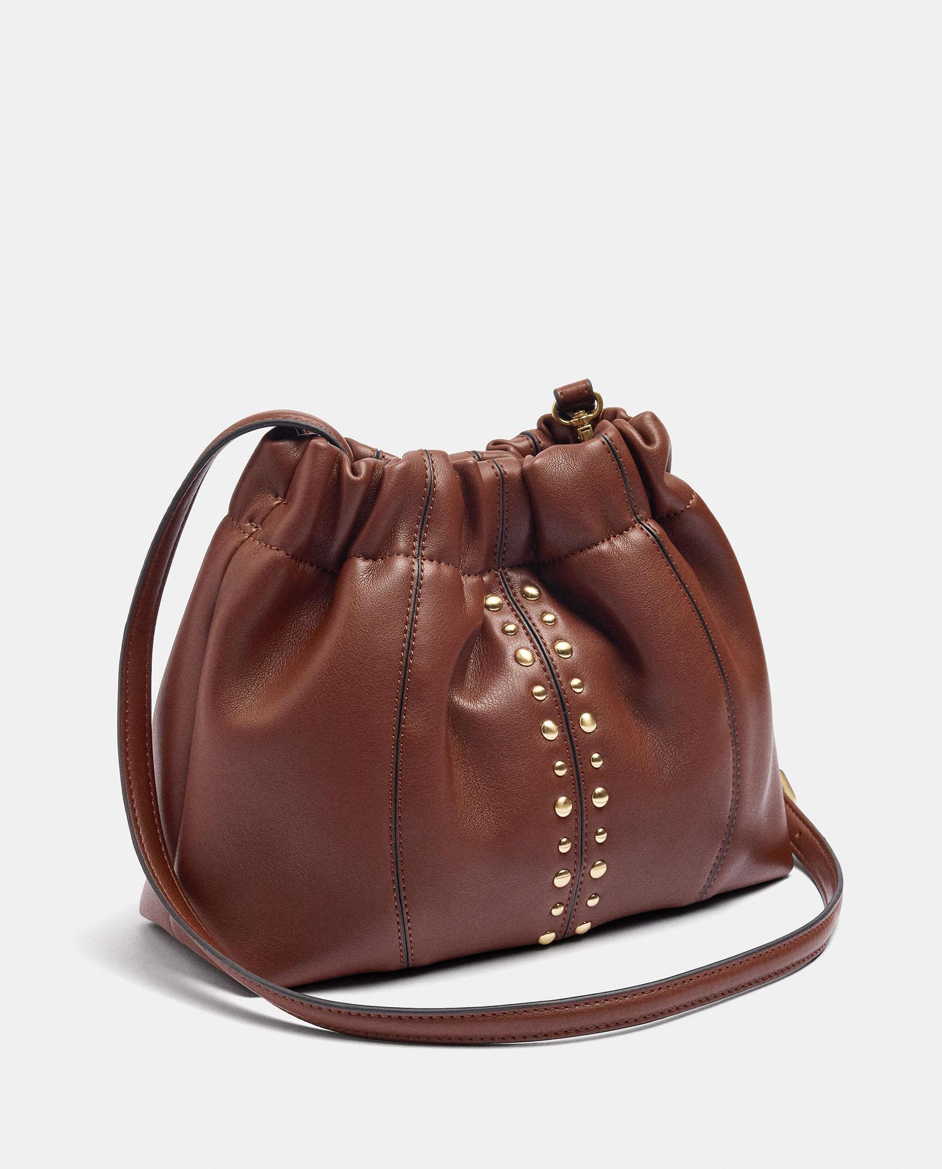 Bandolera de mujer estilo cubo con tachuelas en liso - Parfois - Marrón Marrón-2