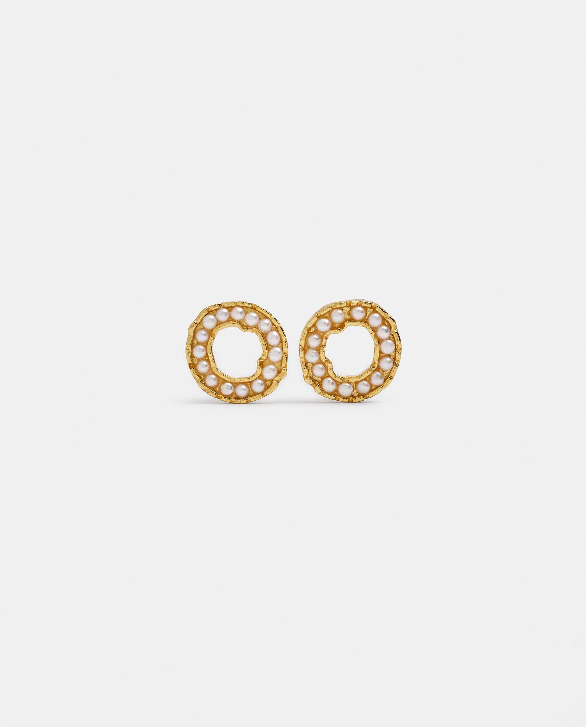 Imagen 1 de Pendientes bañados en oro de 18 k redondos con perlas decorativas Blanco