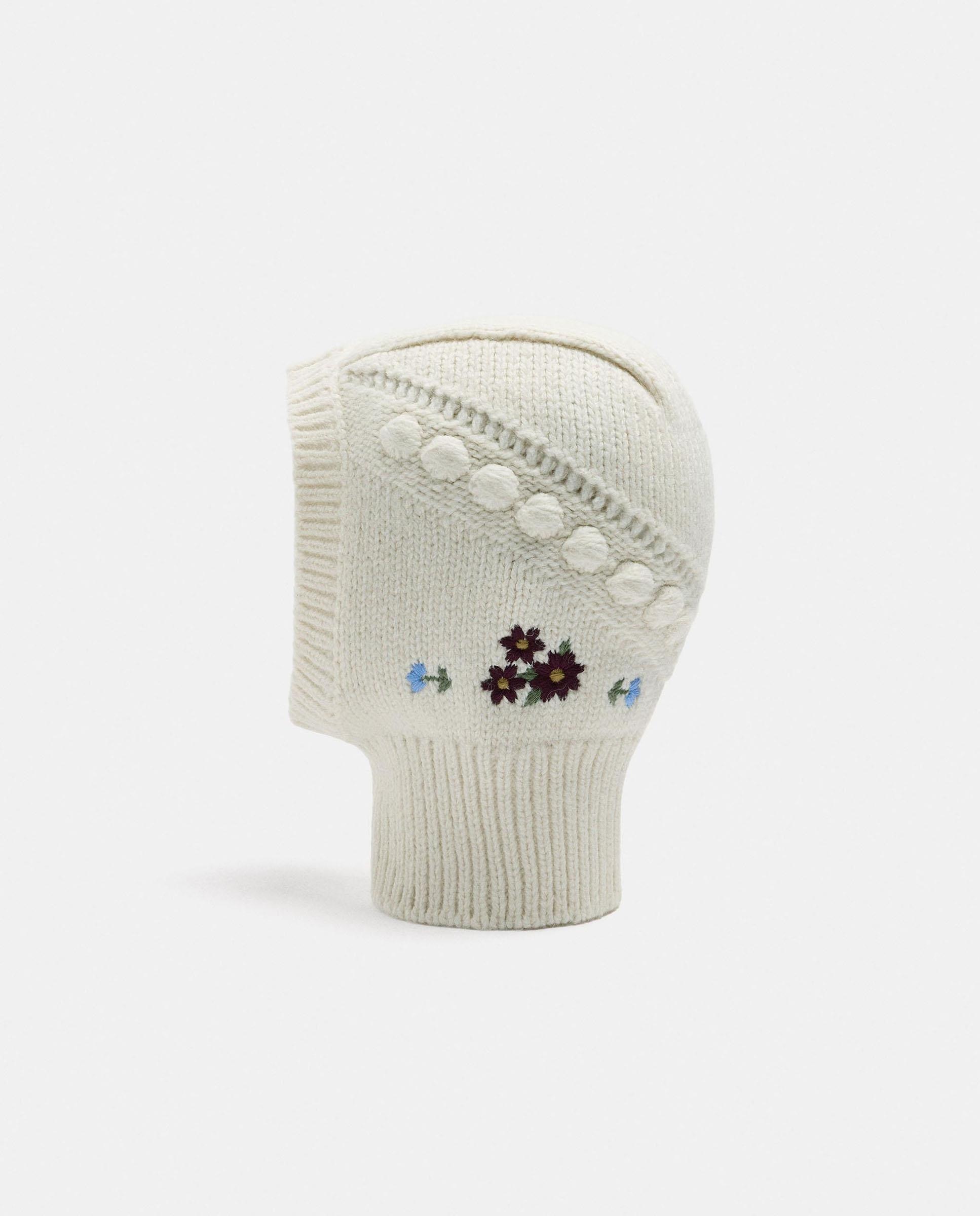 Imagen 1 de Gorro de mujer 100% lana estilo balaclava con bordado floral Crudo