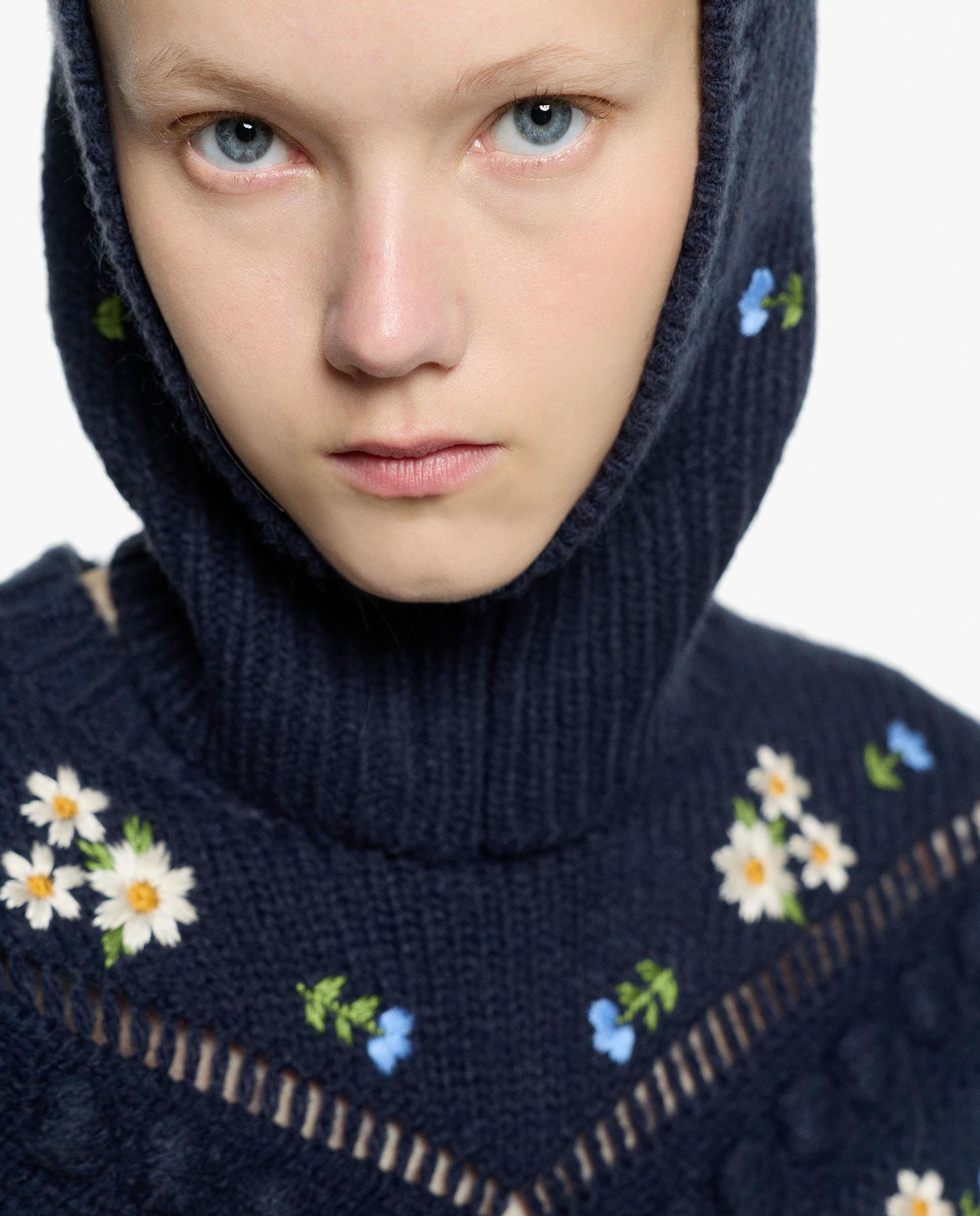 Imagen 2 de Gorro de mujer 100% lana estilo balaclava con bordado floral - Parfois - Azul marino Azul marino