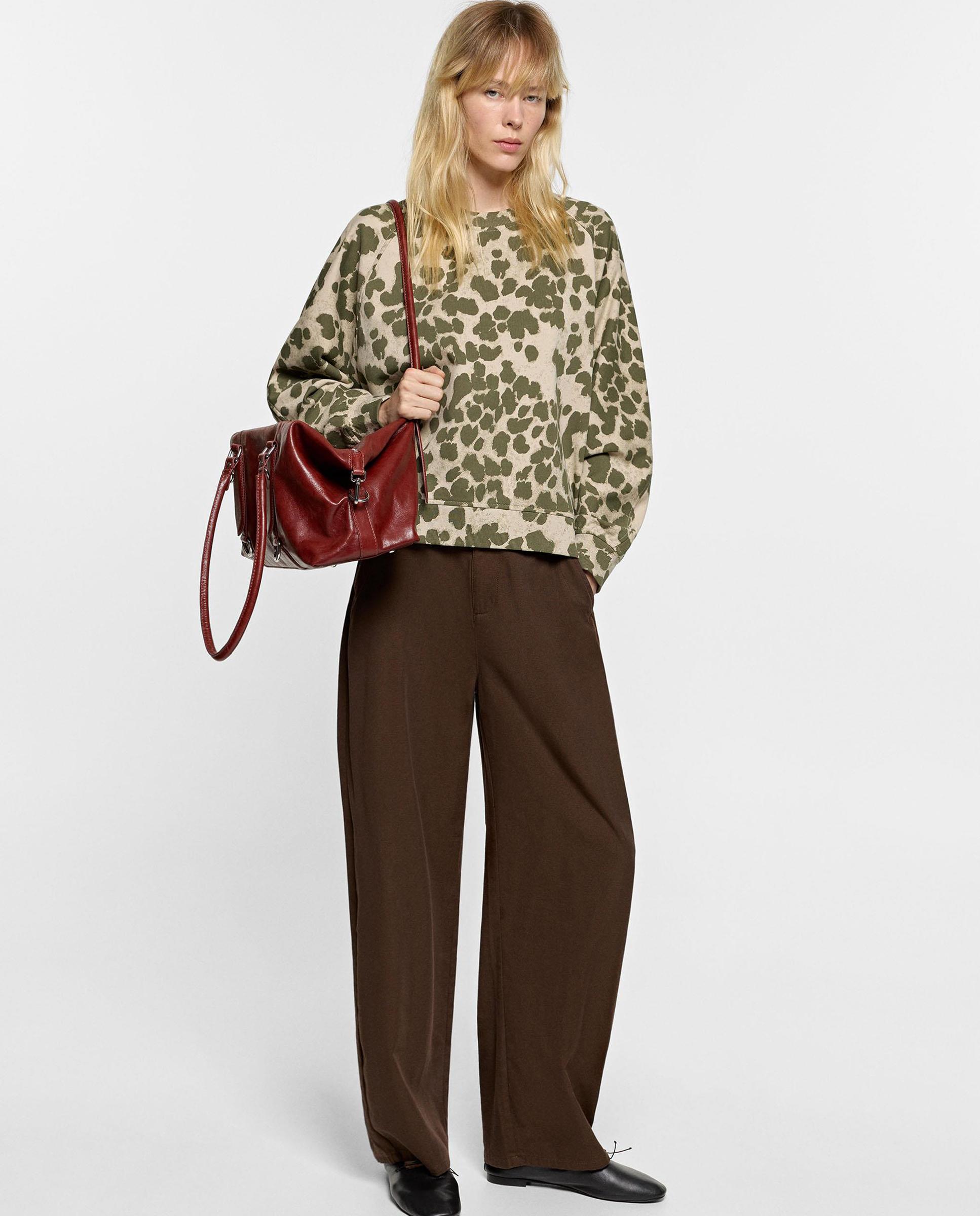 Sudadera de mujer sin capucha con estampado animal print - Parfois - Camel Camel-2
