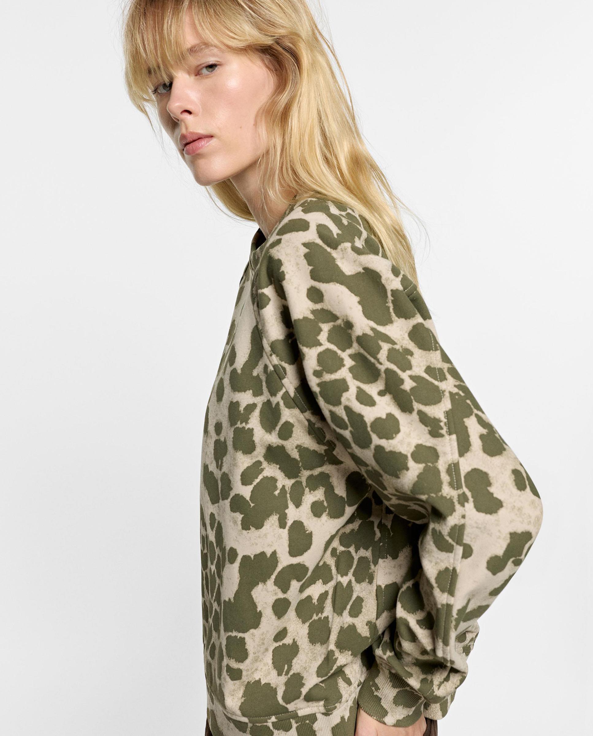 Sudadera de mujer sin capucha con estampado animal print - Parfois - Camel Camel-3