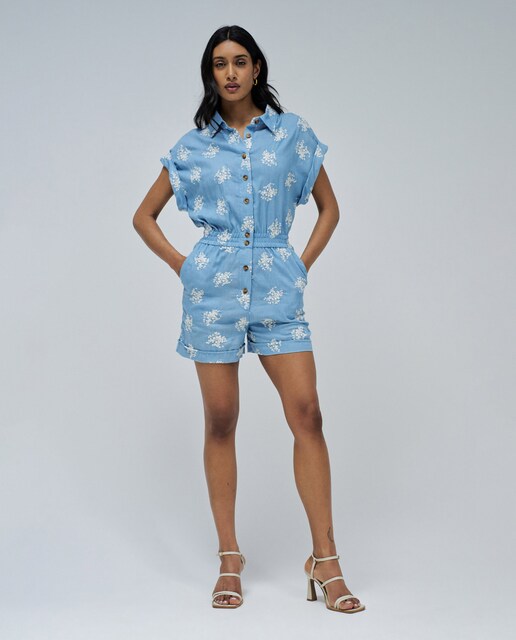 Imagen 0 de Mono de mujer corto en denim con bordado