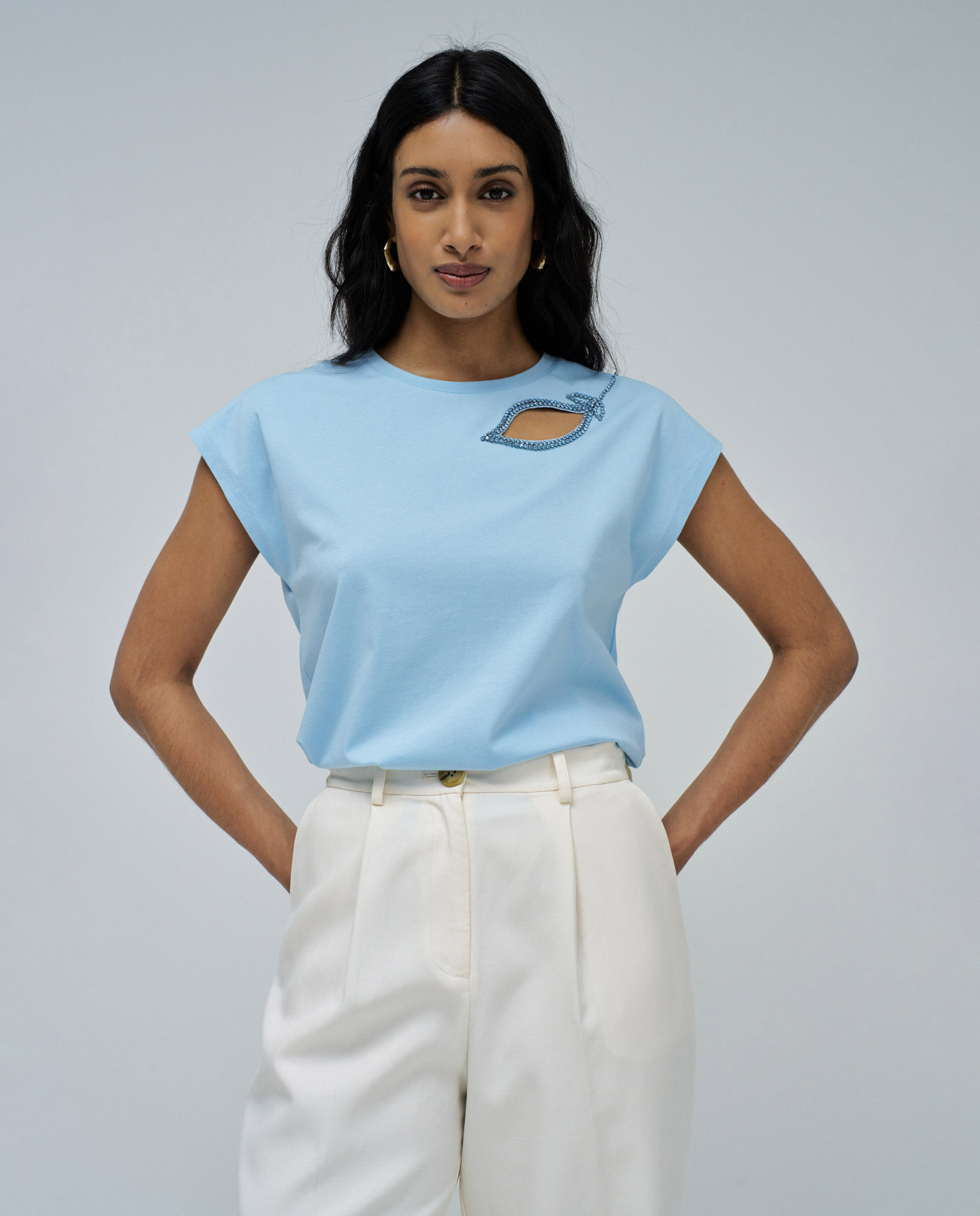 Salsa Jeans - Camiseta de mujer con detalle en el pecho.