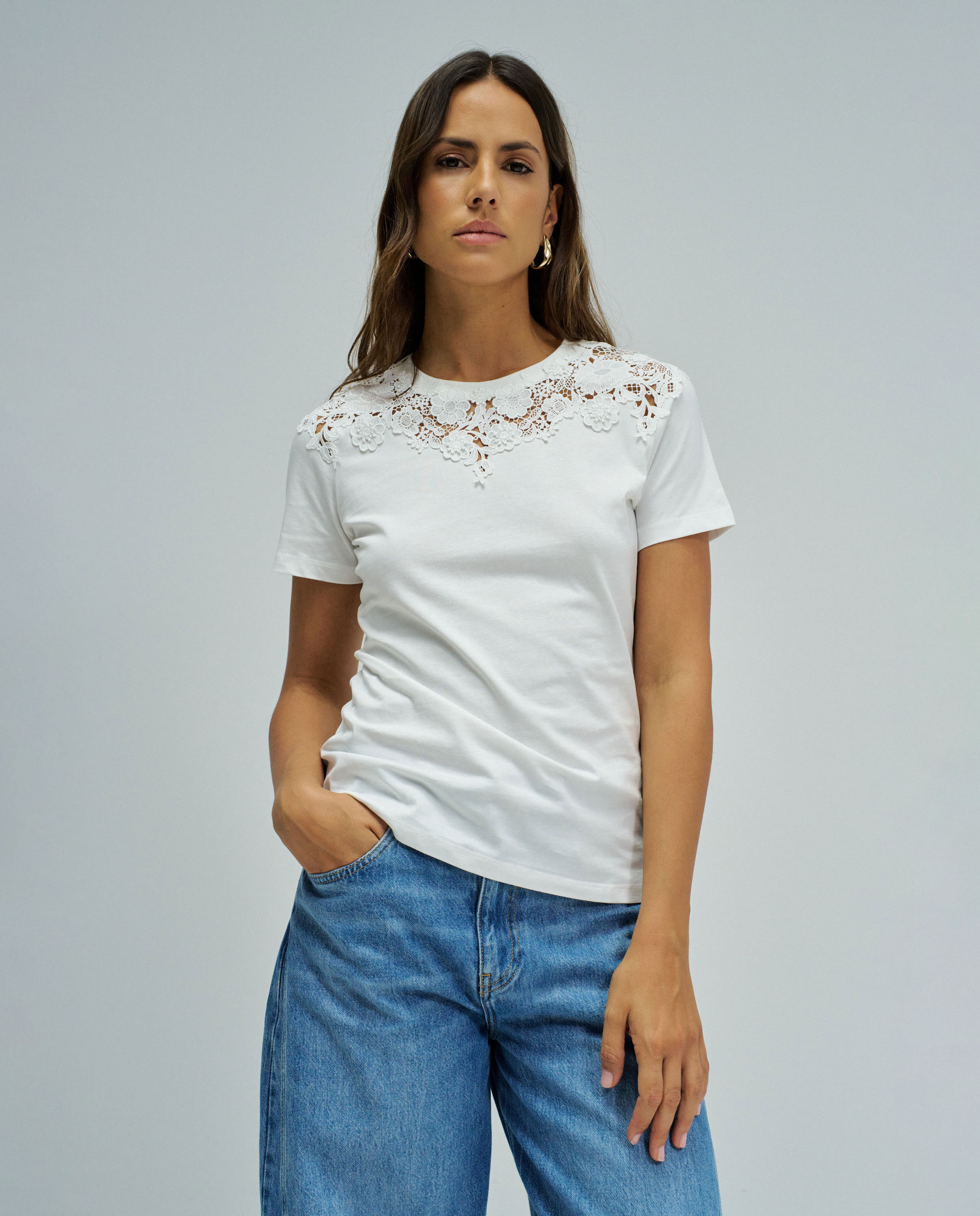 Salsa Jeans - Camiseta de mujer con apliques florales.