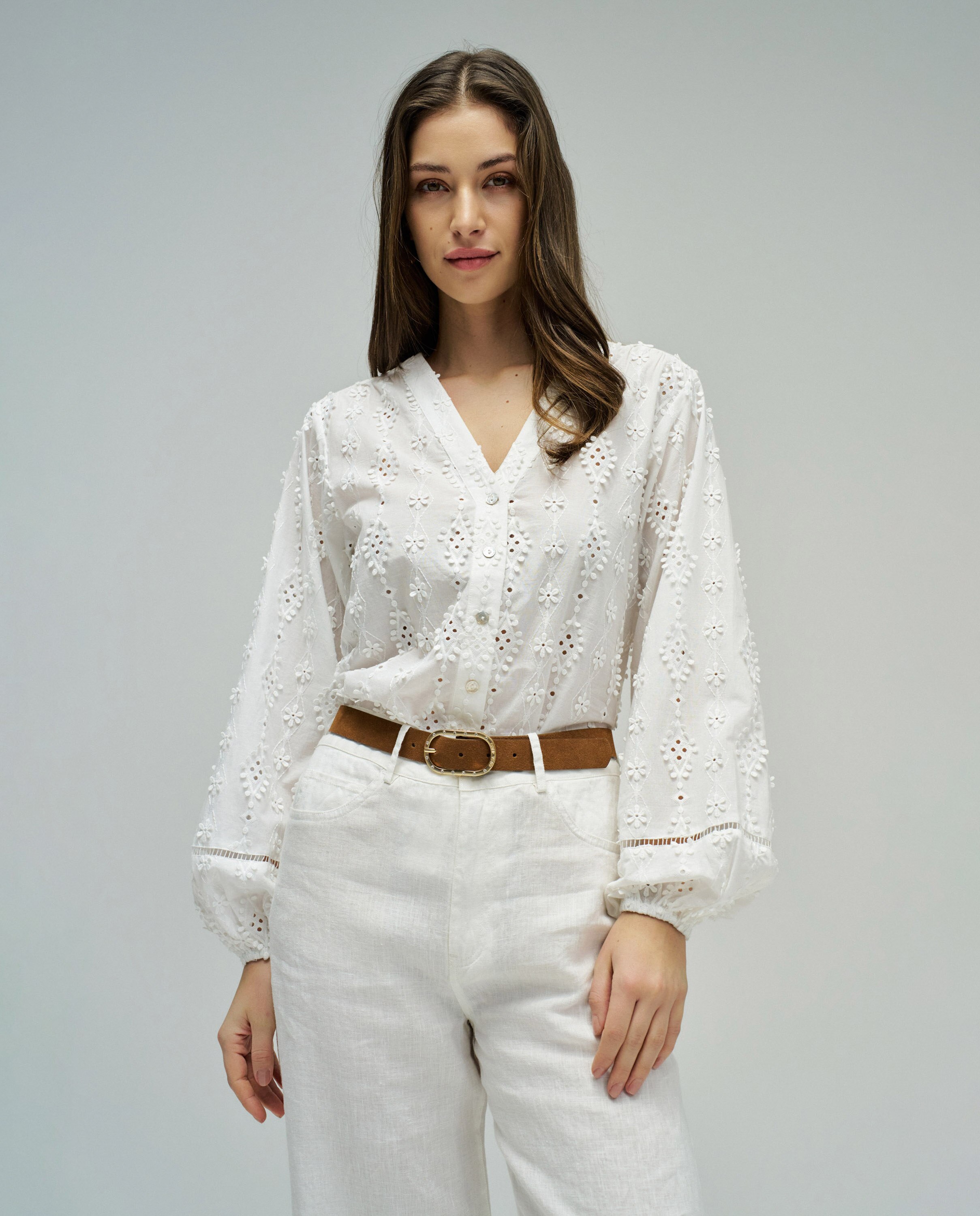 Imagen 0 de Blusa con bordados de mujer Blanco