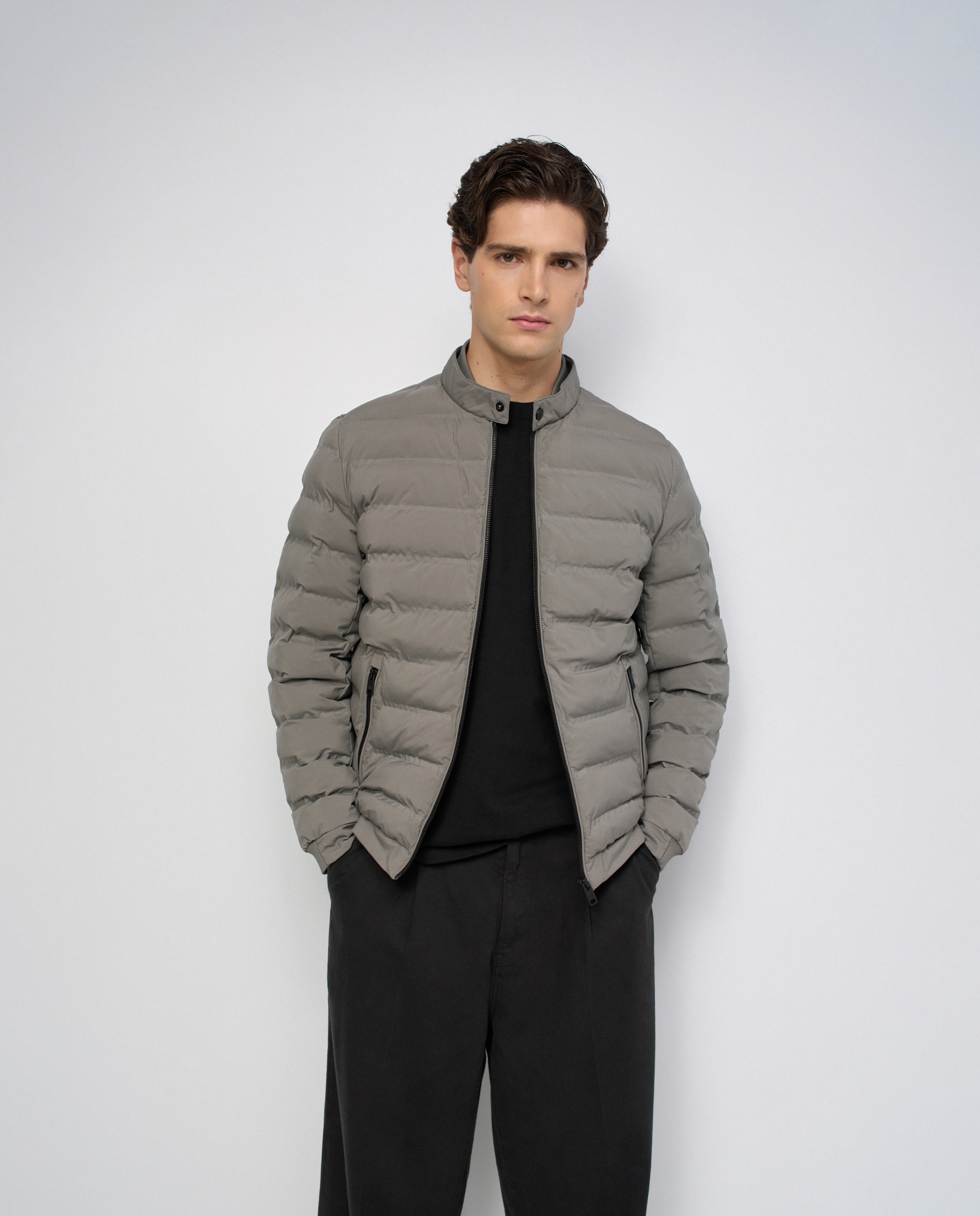 Imagen 0 de Abrigo puffer con bolsillos de hombre Gris