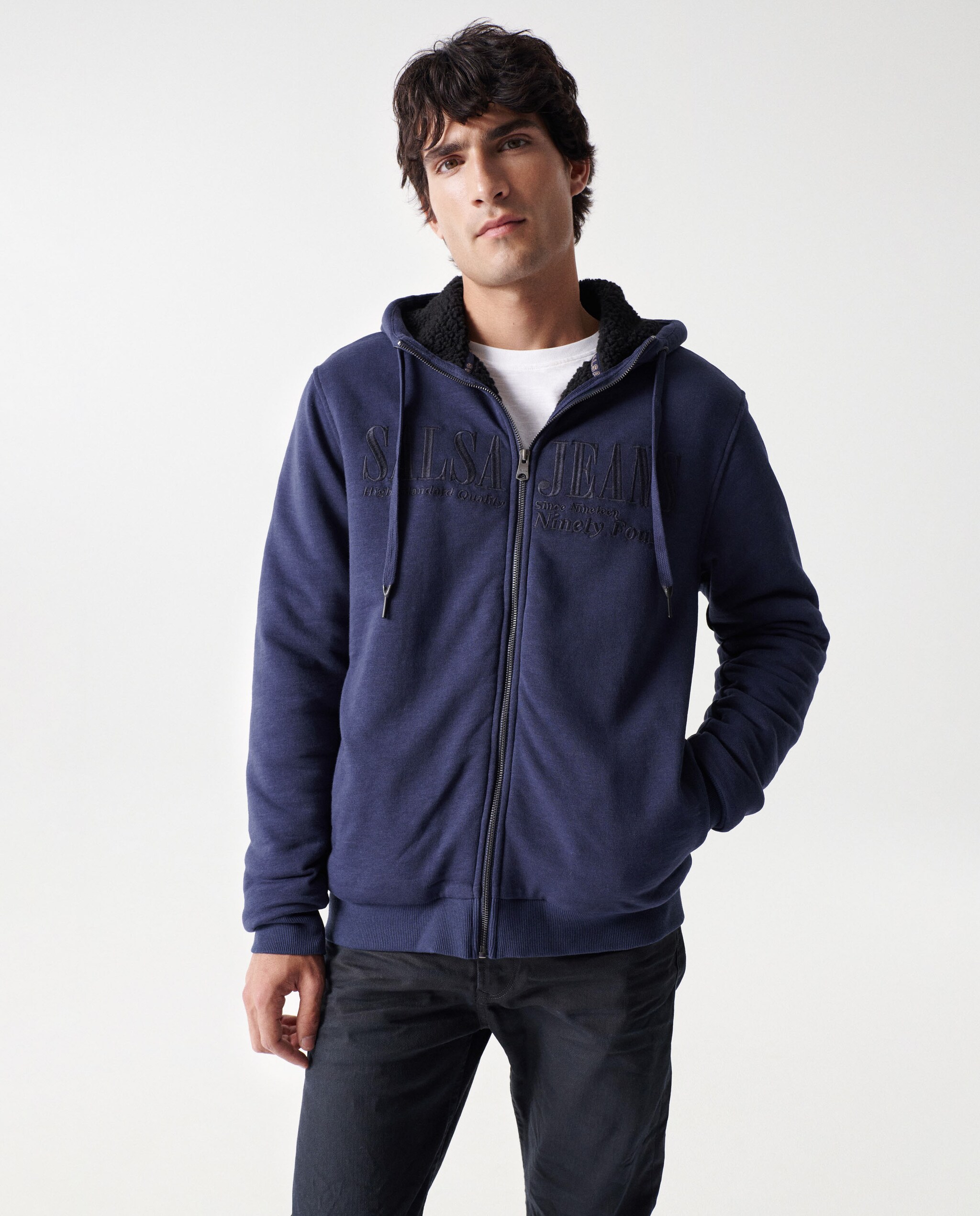 Chaqueta deportiva de hombre en color azul con capucha