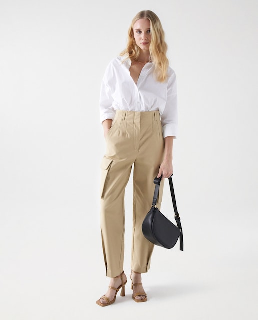 Imagen 0 de Pantalón recto de mujer con bolsillos cargo en color beige