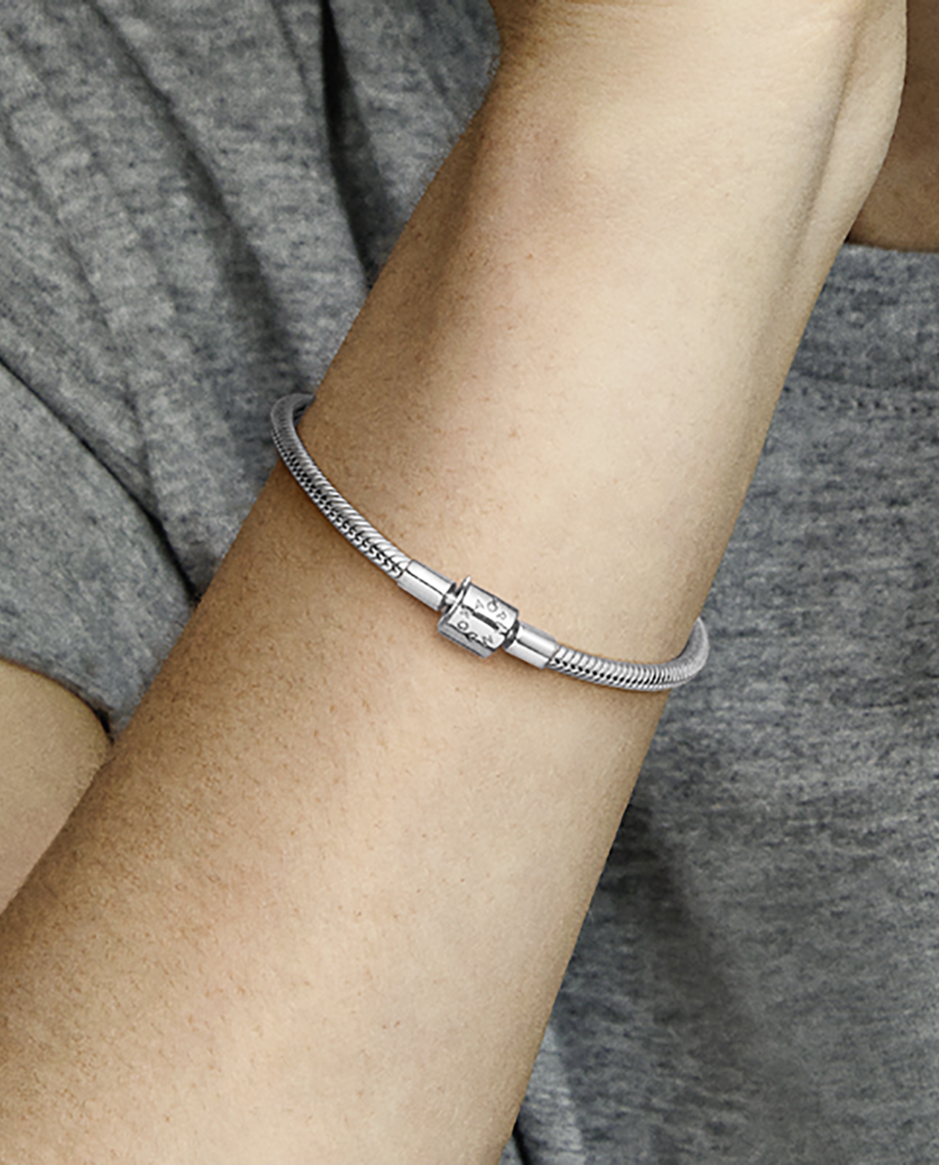 Imagen 4 de Pulsera Moments Cadena de Serpiente con Cierre de Barril - PANDORA - Plata Plata