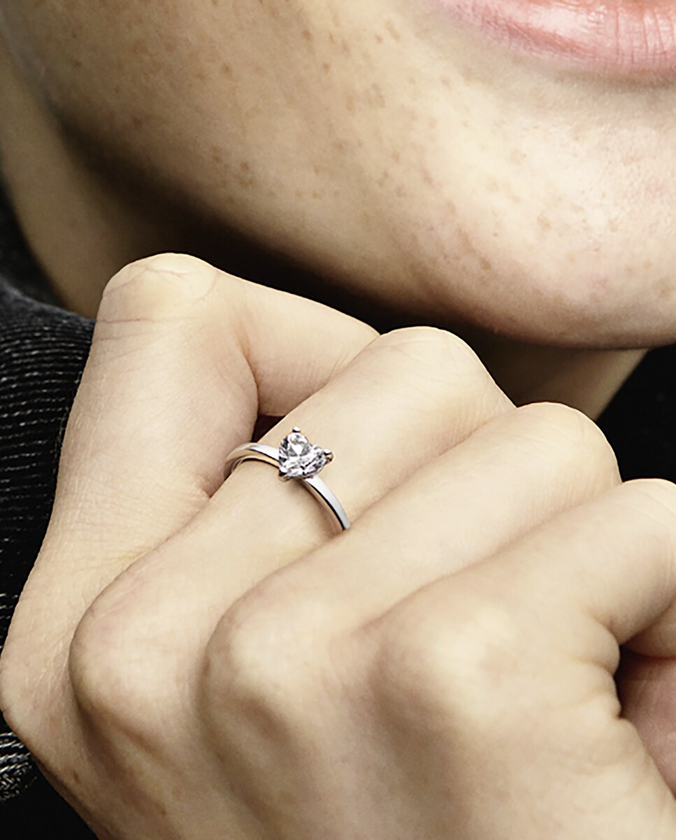Anillo en plata de ley Solitario Corazón Brillante · PANDORA · El