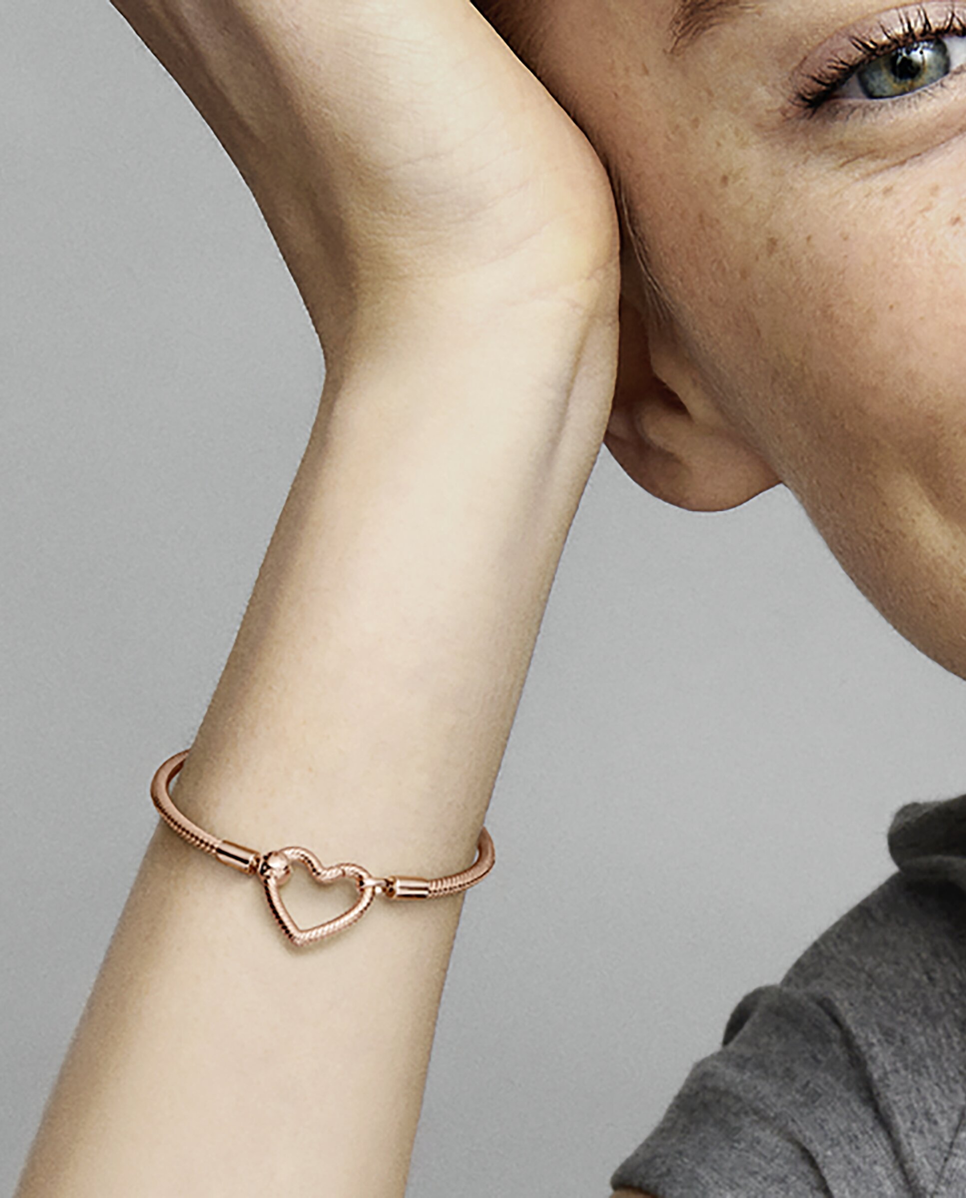 Imagen 3 de Pulsera Pandora Moments Cadena de Serpiente Cierre Corazón - Oro Oro