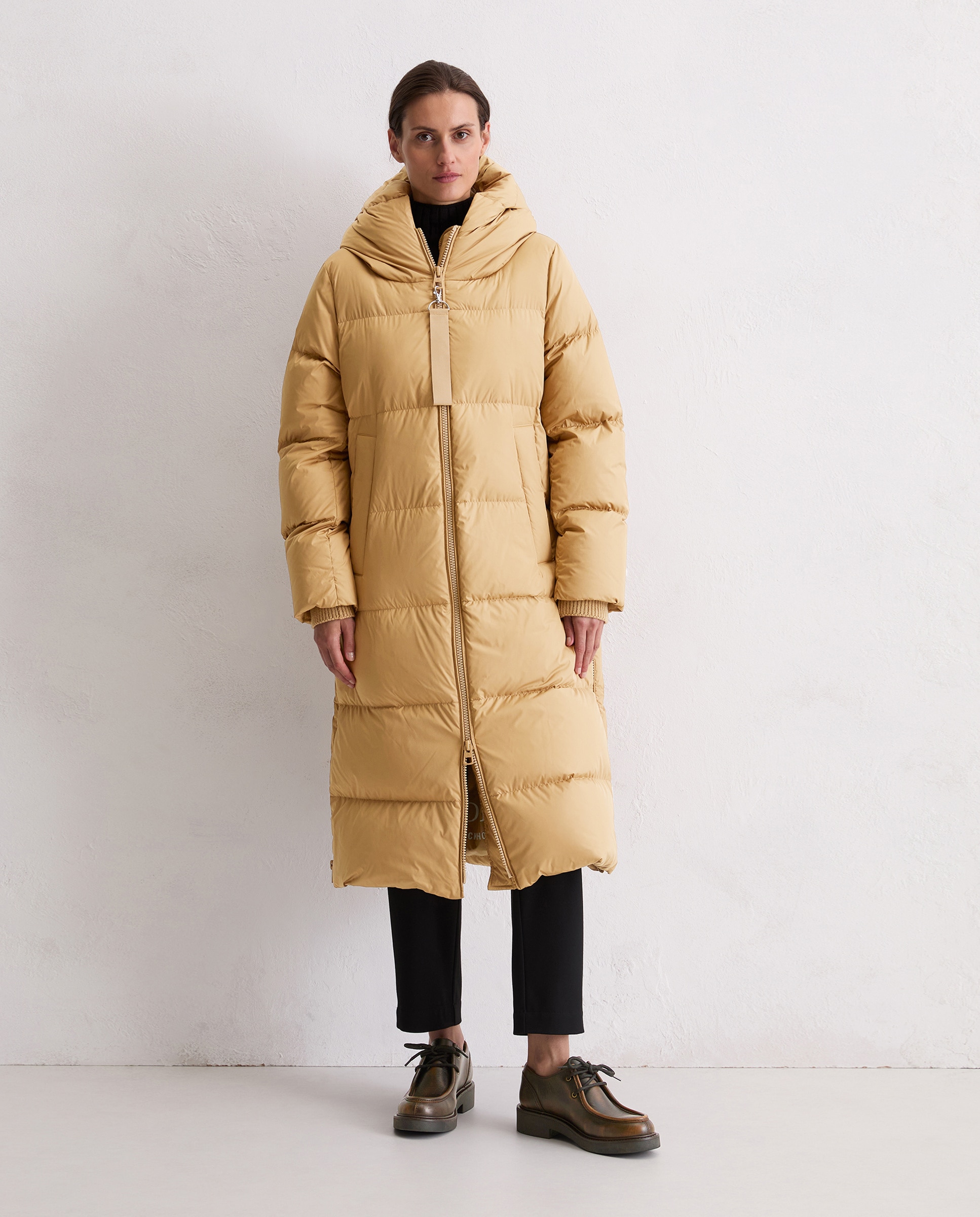 Imagen 0 de Abrigo de plumón con capucha regular fabricado con materiales reciclados