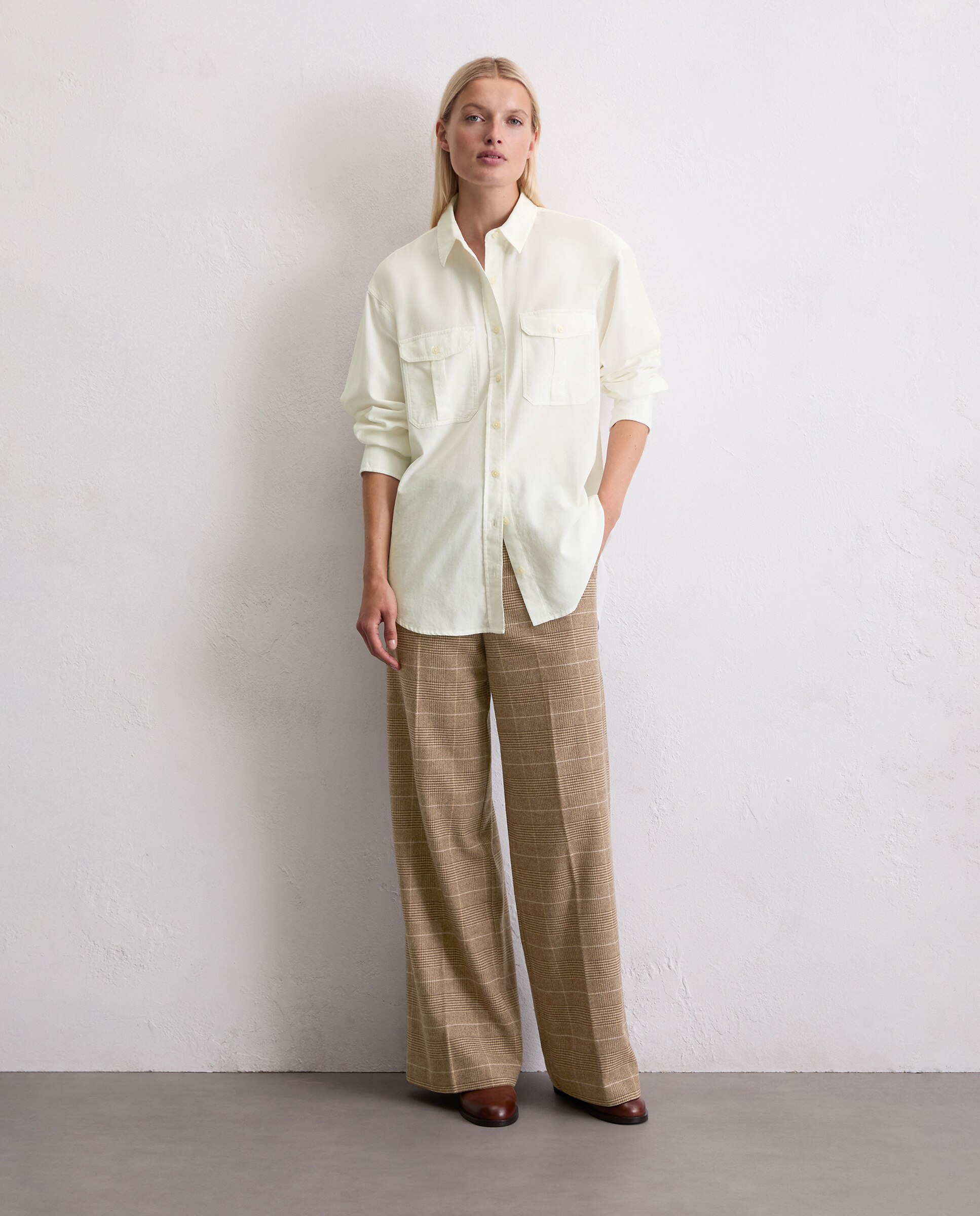 Imagen 0 de Blusa de mujer relajada de pana fina de una mezcla de algodón orgánico y lyocell