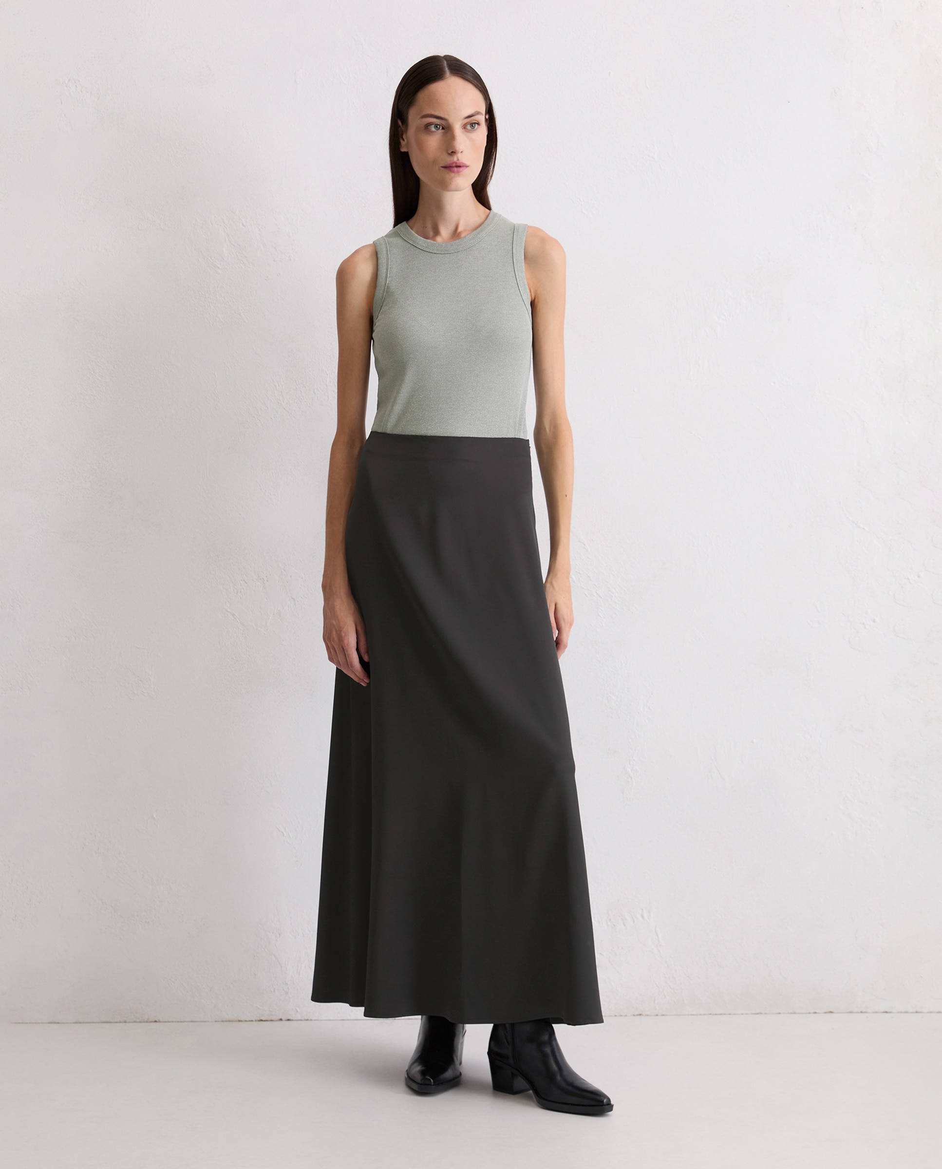 Imagen 0 de Falda larga acampanada de satén de viscosa elástica fluida