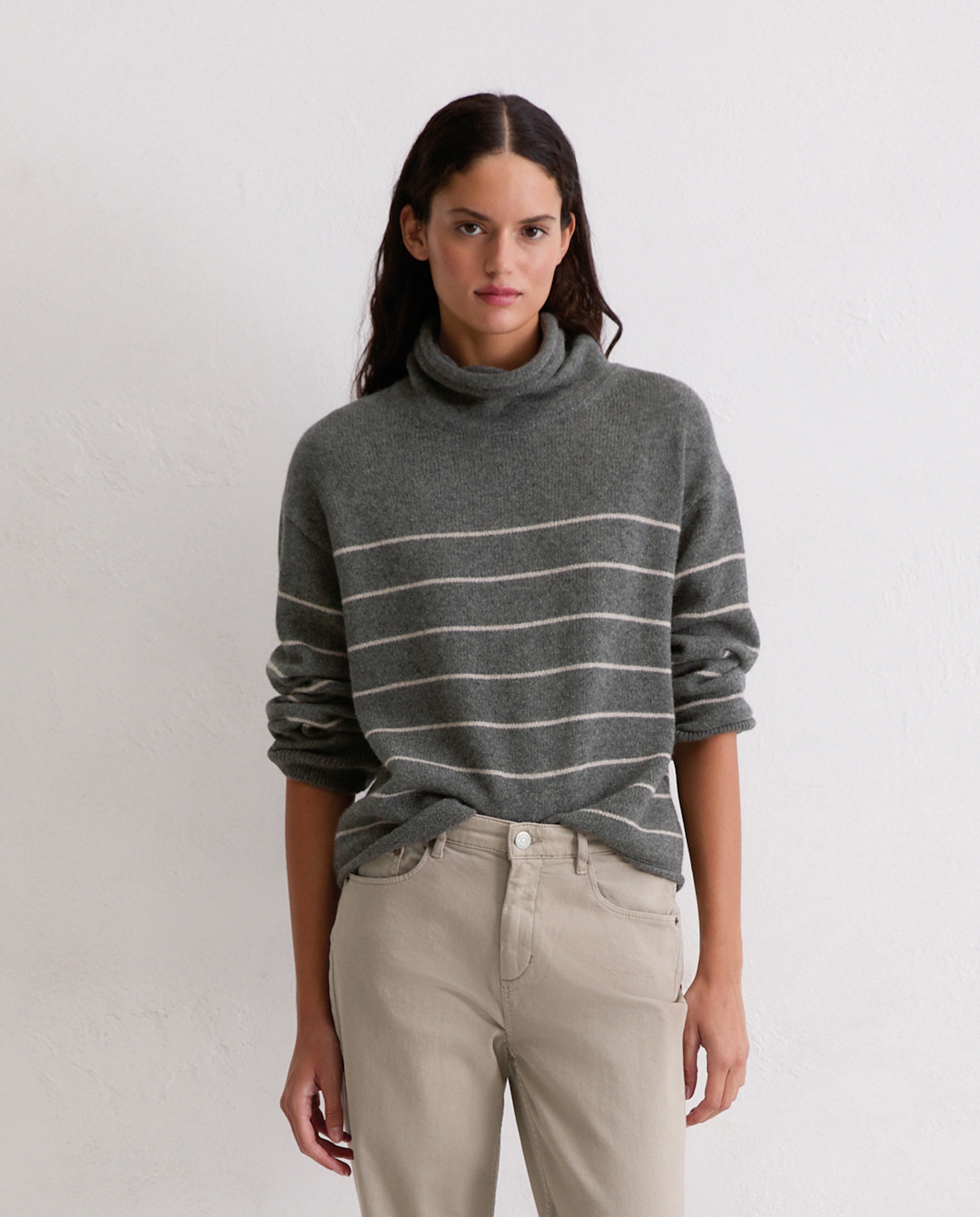 Imagen 0 de Jersey de mujer con cuello alto a rayas en suave mezcla de lana merina
