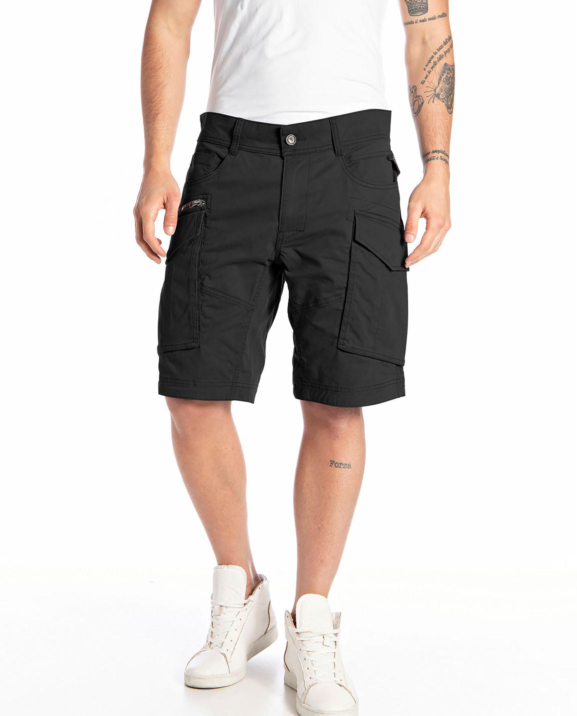 Imagen 0 de Bermuda cargo de hombre regular fit con bolsillos solapa Negro