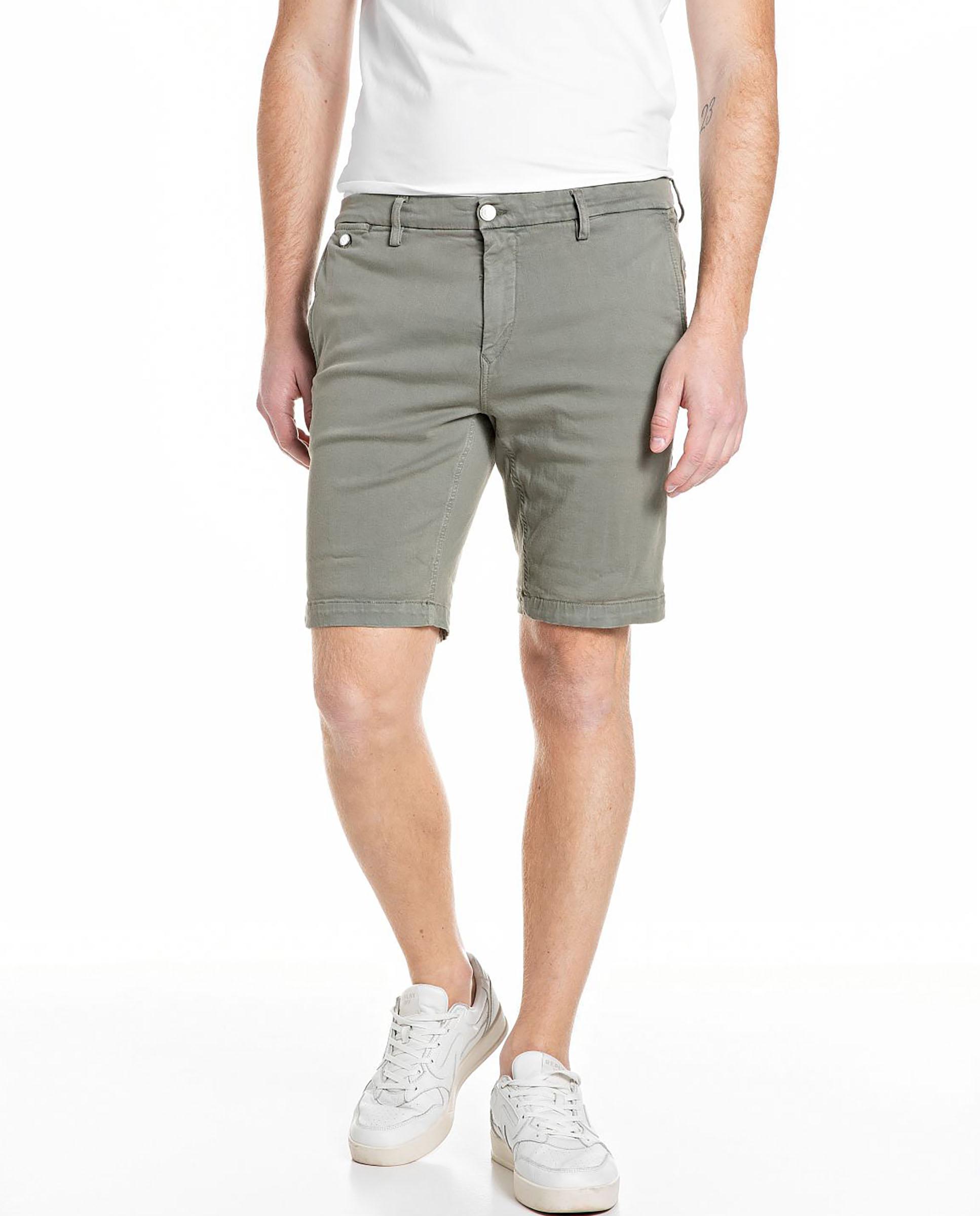 Imagen 0 de Bermuda de hombre regular fit con dos bolsillos franceses Verde