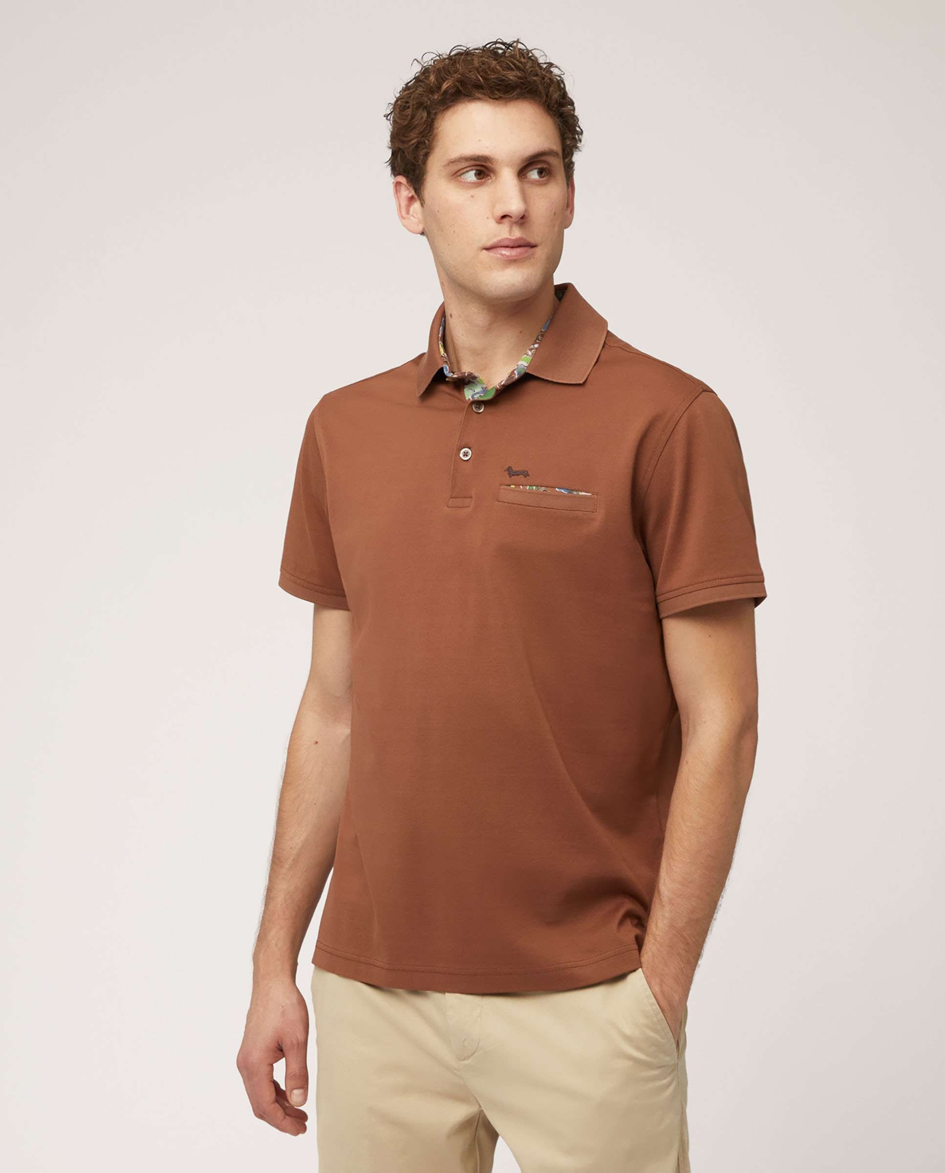 Polo de hombre en color marron de manga corta