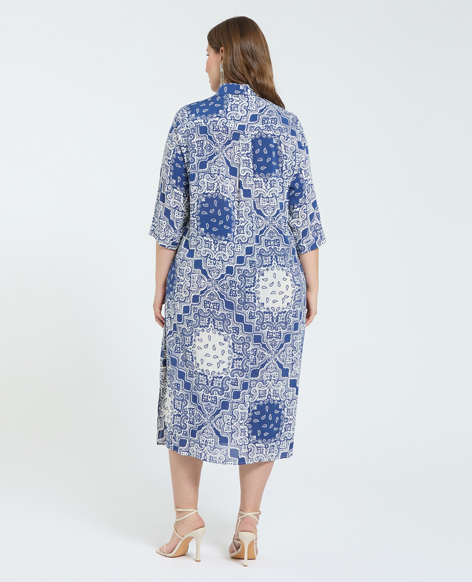 Vestido camisero estampado bandana confeccionada para una sensación agradable sobre la piel - Fiorella Rubino - Azul Azul-2
