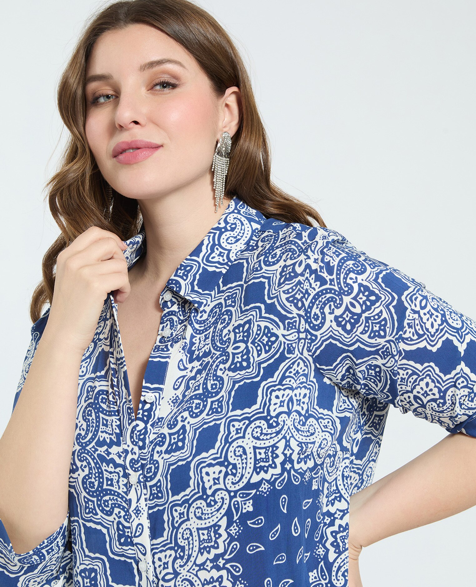 Vestido camisero estampado bandana confeccionada para una sensación agradable sobre la piel - Fiorella Rubino - Azul Azul-4