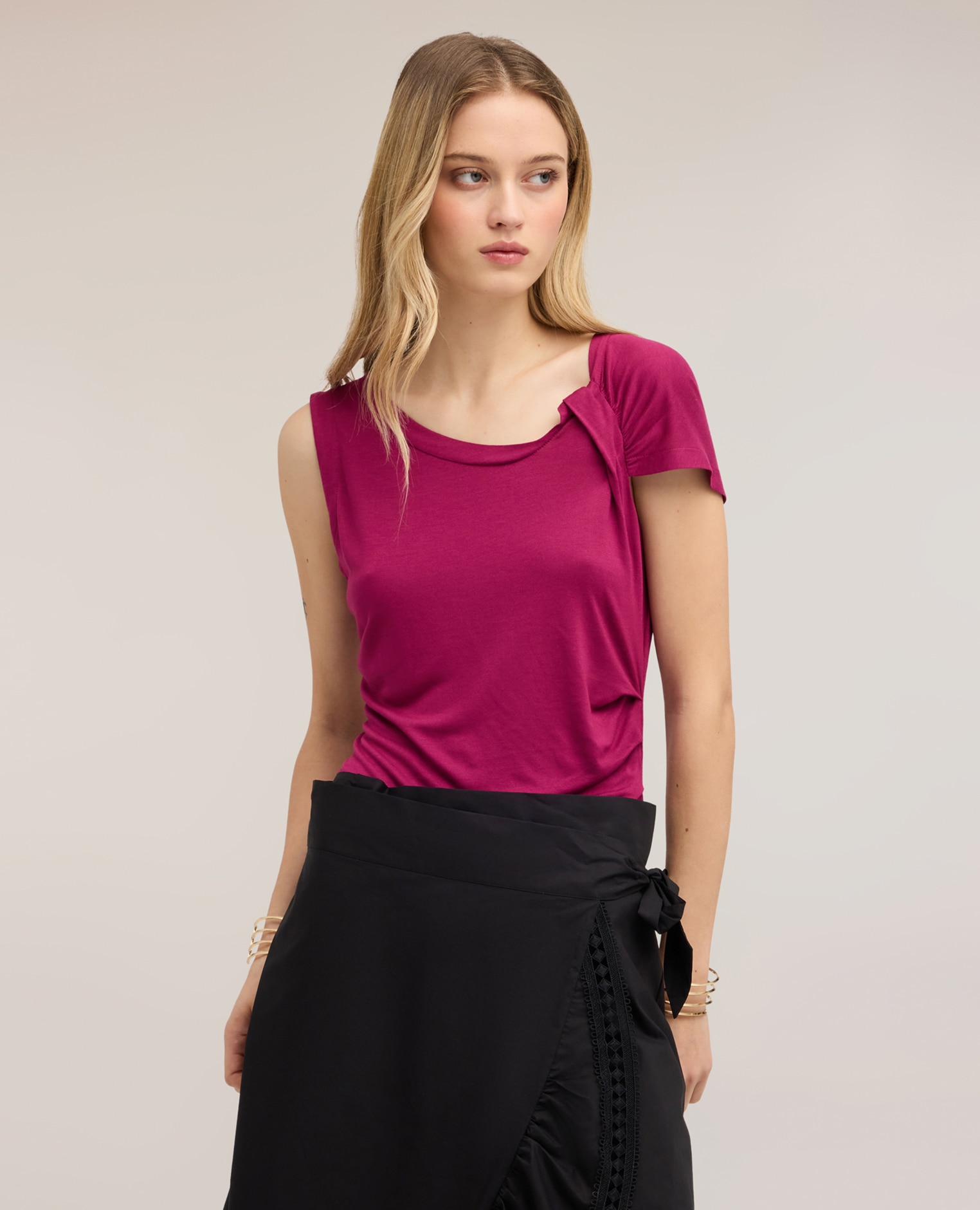 Top de mujer asimétrico con drapeado escote asimétrico con drapeado lateral - Motivi - Fucsia Fucsia-1