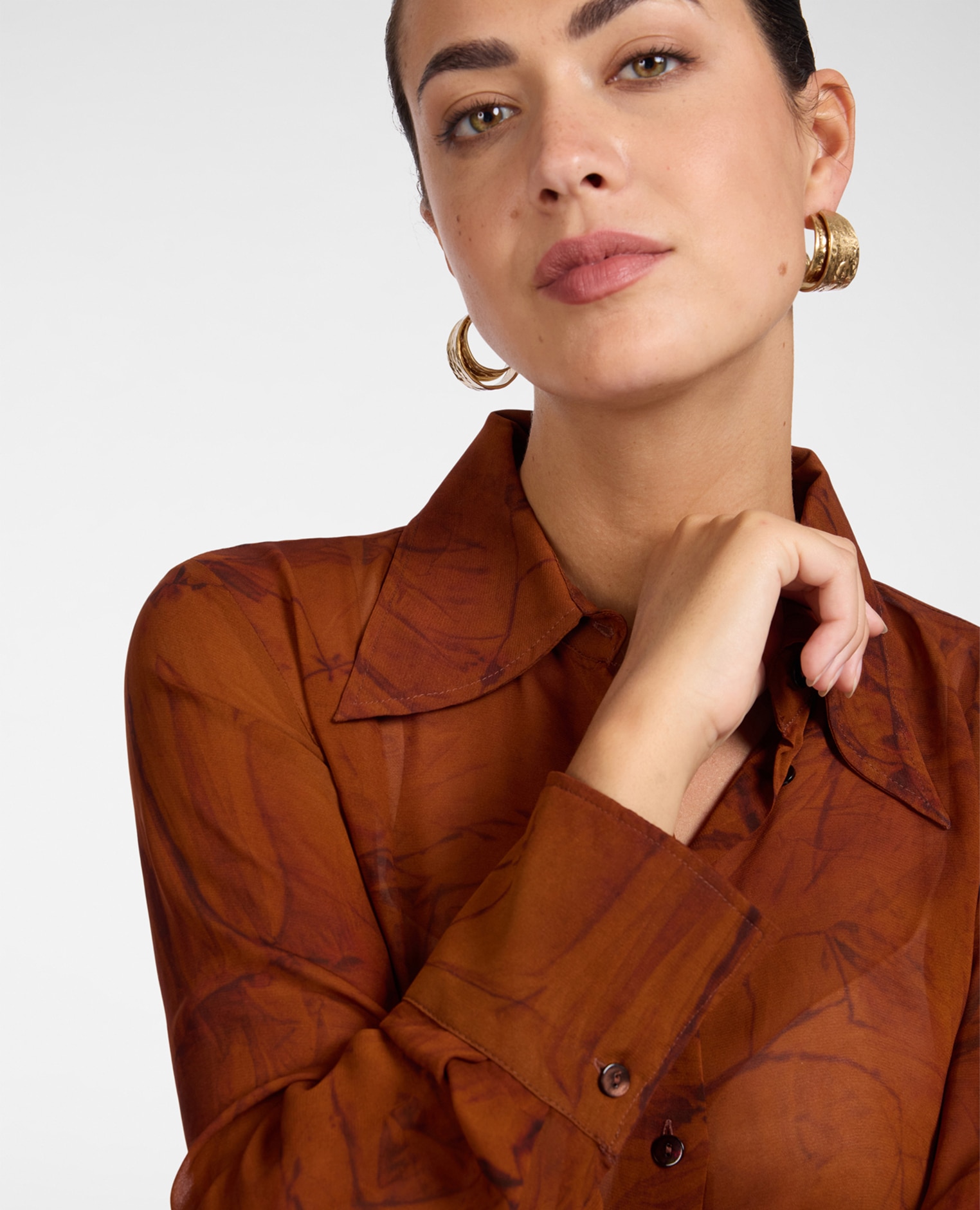 Imagen 4 de Camisa de mujer de georgette estampada ajuste acampanado cierre con botones - Elena Miró - Marrón Marrón
