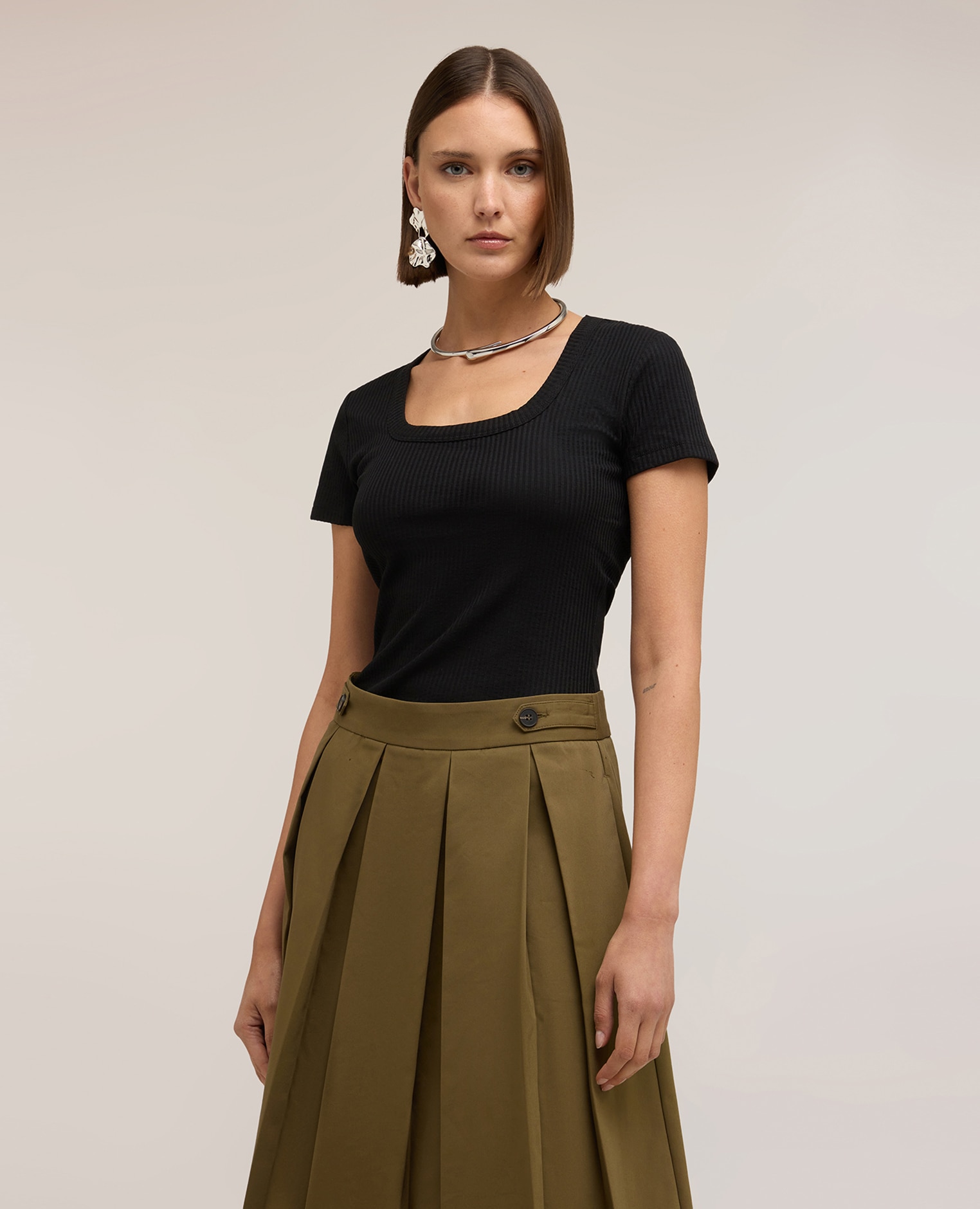 Camiseta de mujer de punto acanalado con cut-out ajuste slim y escote redondo - Motivi - Negro Negro-1