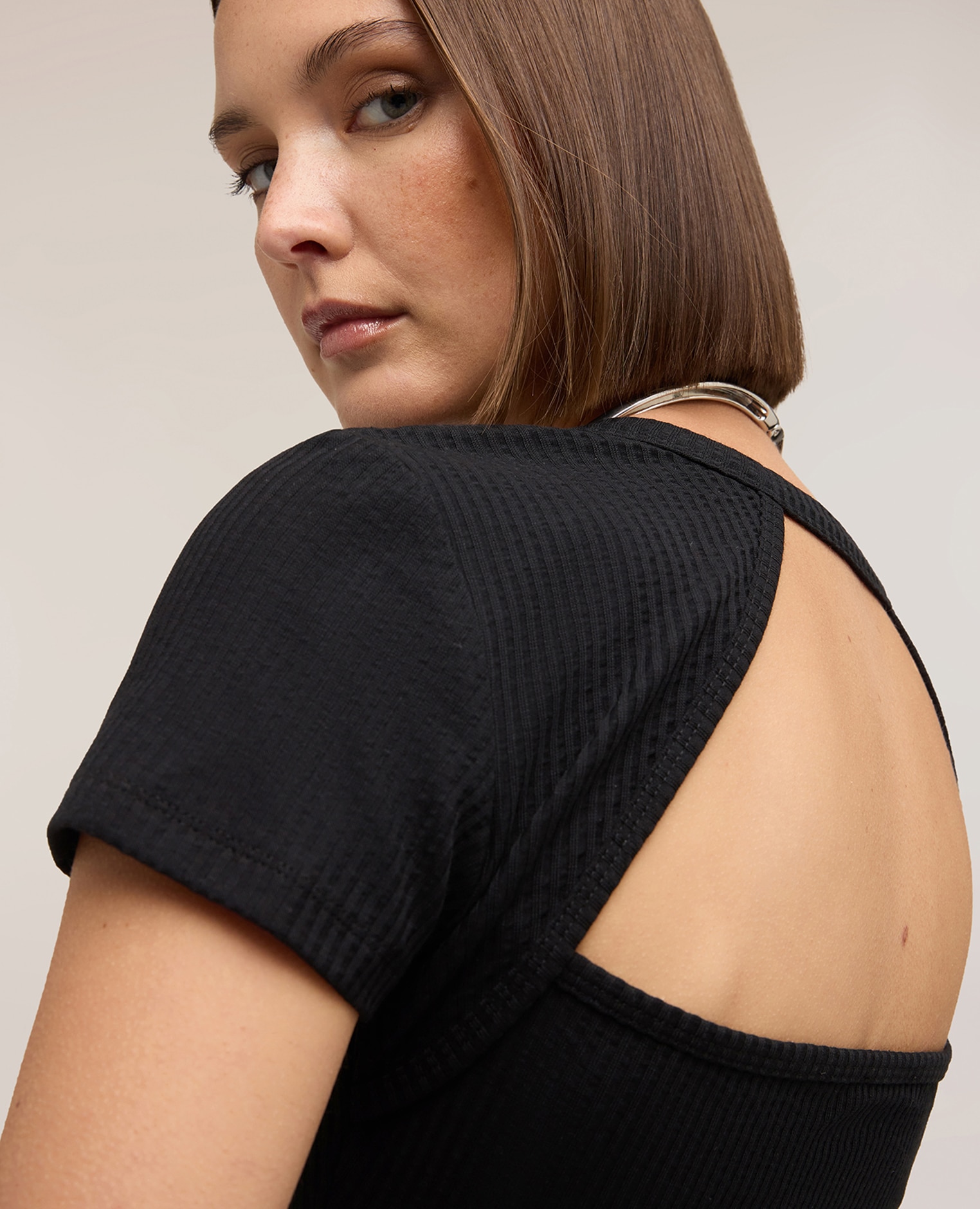 Camiseta de mujer de punto acanalado con cut-out ajuste slim y escote redondo - Motivi - Negro Negro-4