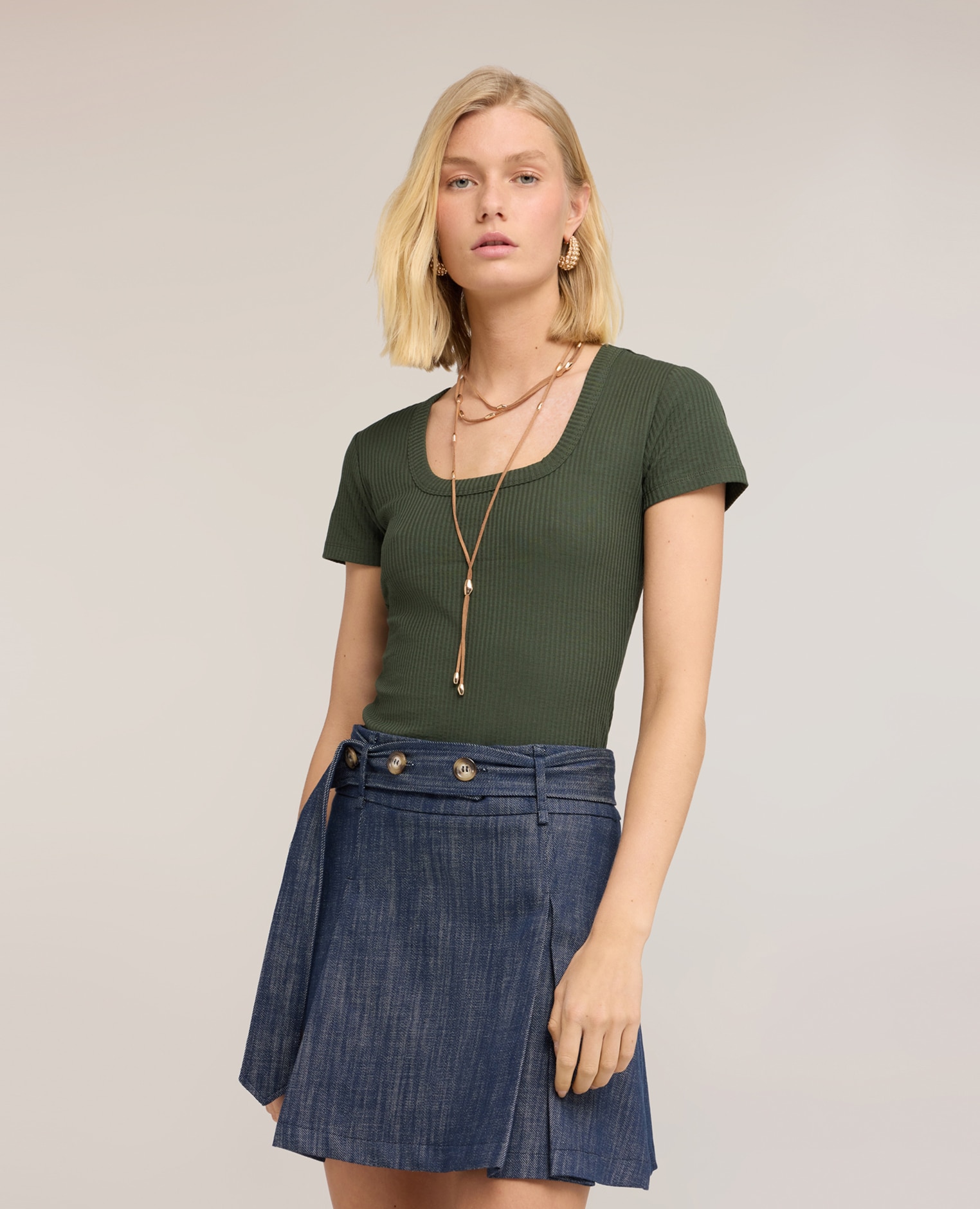 Camiseta de mujer de punto acanalado con cut-out ajuste slim y escote redondo - Motivi - Verde militar Verde militar-1