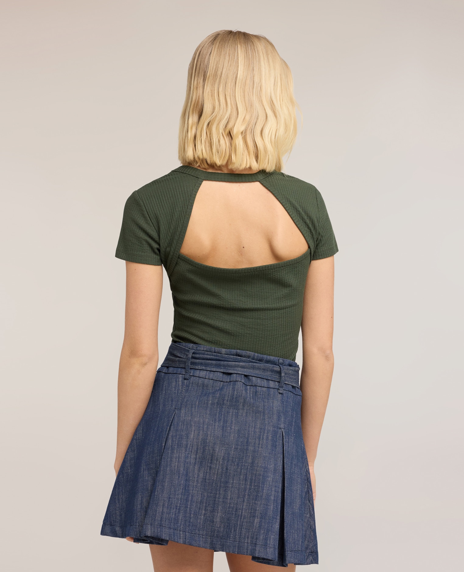 Camiseta de mujer de punto acanalado con cut-out ajuste slim y escote redondo - Motivi - Verde militar Verde militar-2