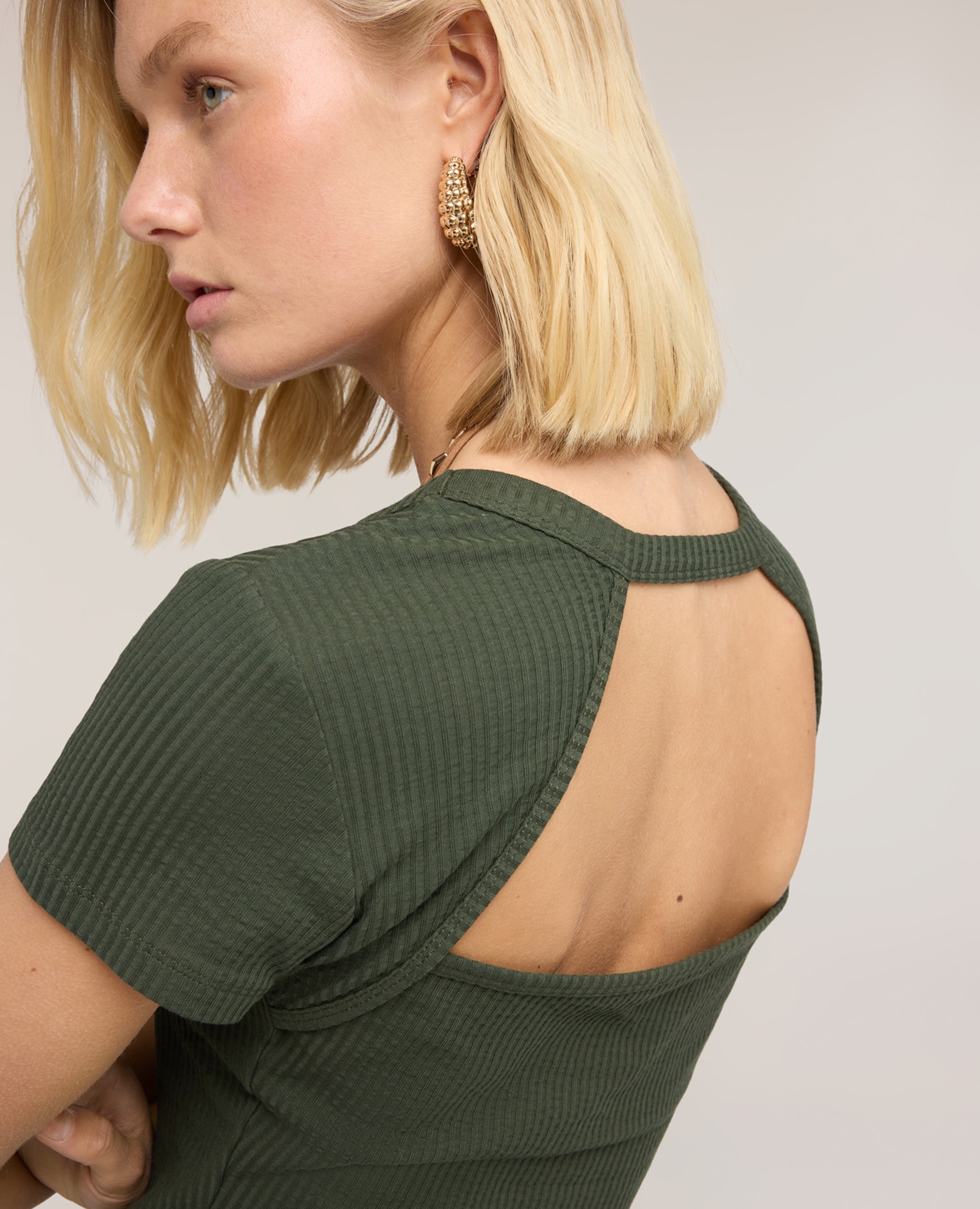 Camiseta de mujer de punto acanalado con cut-out ajuste slim y escote redondo - Motivi - Verde militar Verde militar-4