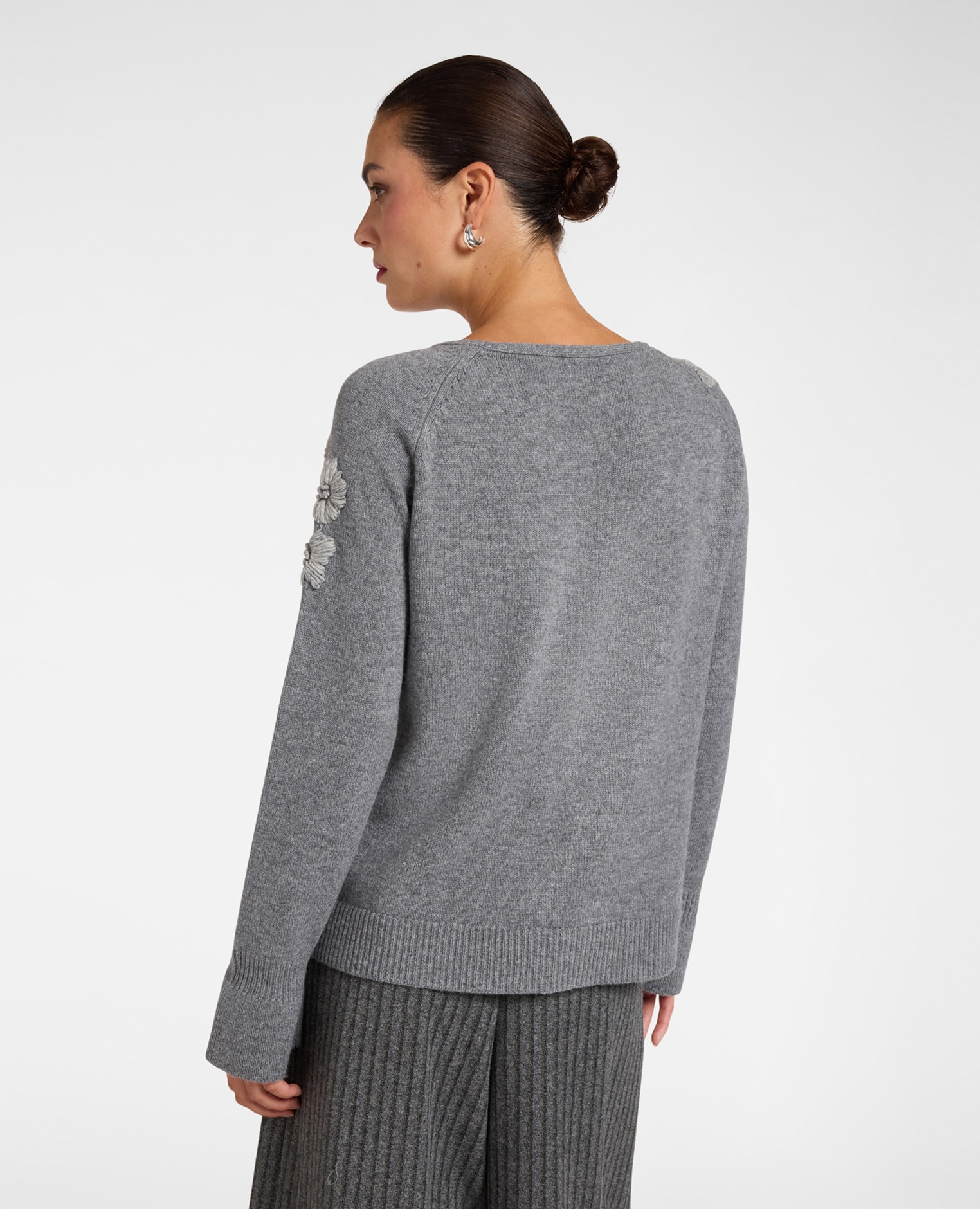 Jersey de mujer de pura lana con bordado floral corte regular largo medio - Elena Miró - Gris Gris-2