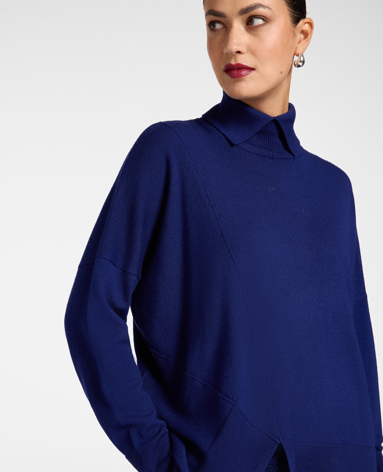 Jersey de mujer de cuello alto en lana con bajo asimétrico ajuste oversize largo medio - Elena Miró - Azul Azul-4