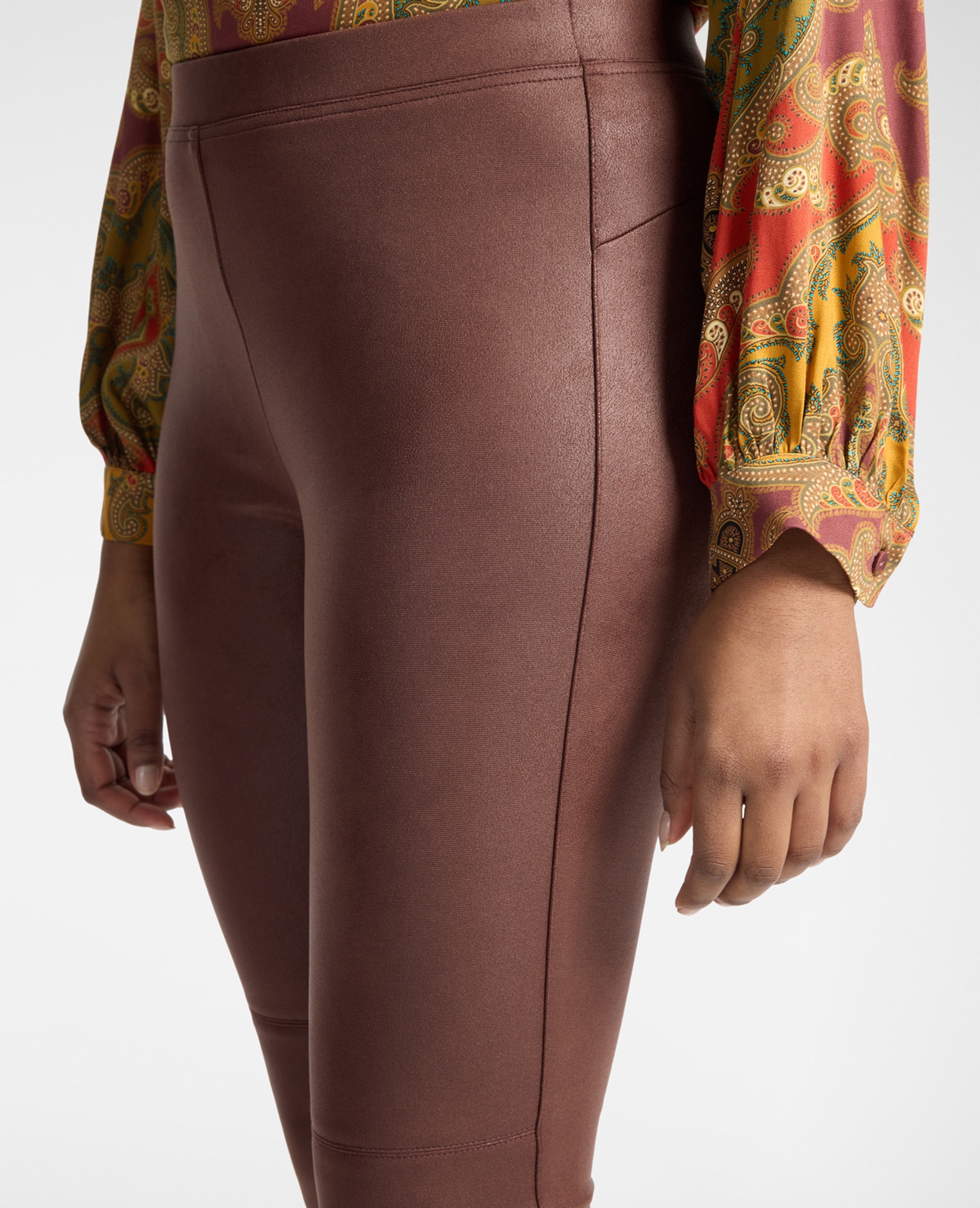 Pantalones de mujer slim en tejido revestido ajuste regular cierre con banda elástica en la cintura - Elena Miró - Marrón Marrón-4
