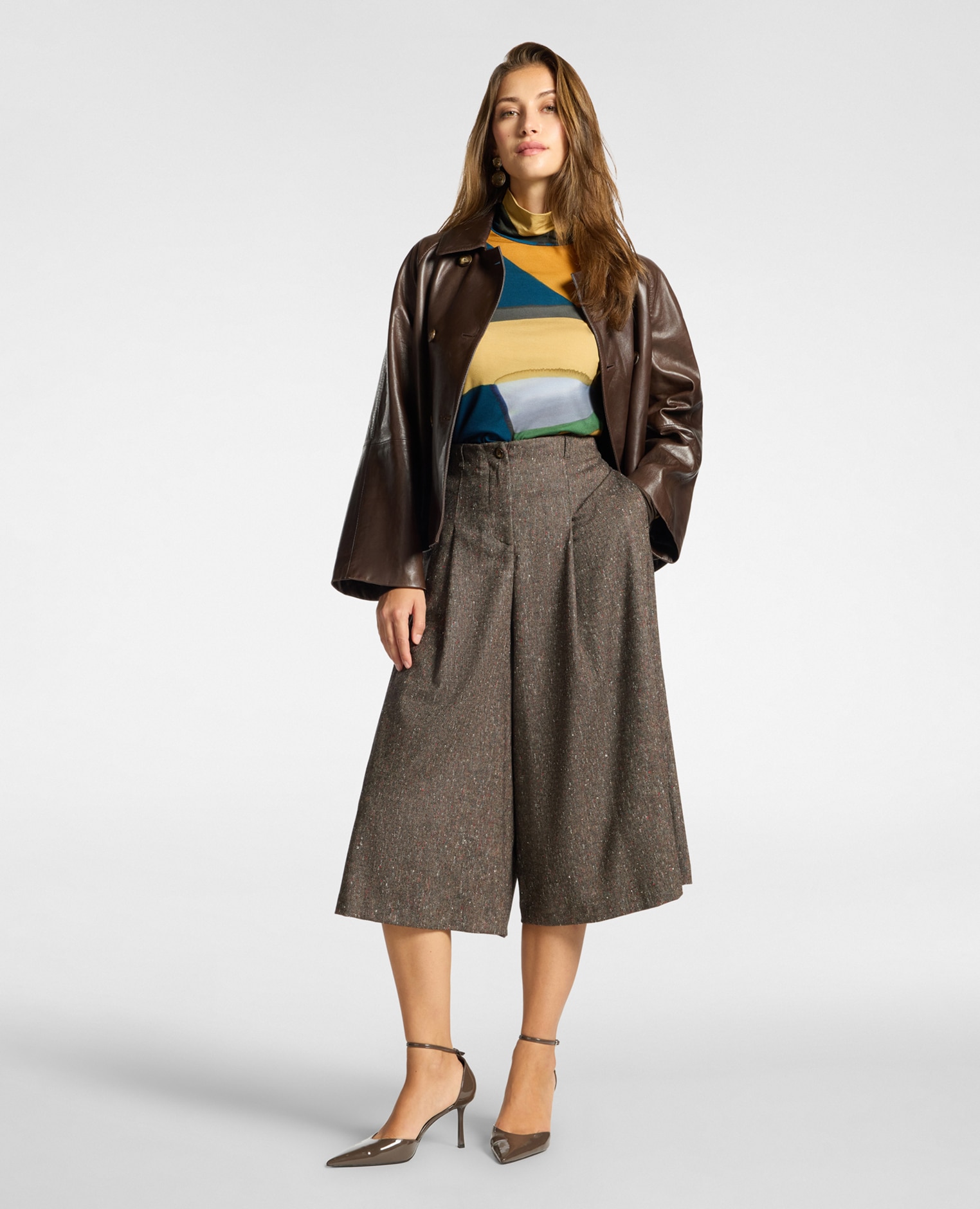Imagen 0 de Pantalones de mujer palazzo cropped largo hasta la pantorrilla corte amplio con pliegues frontales Marrón