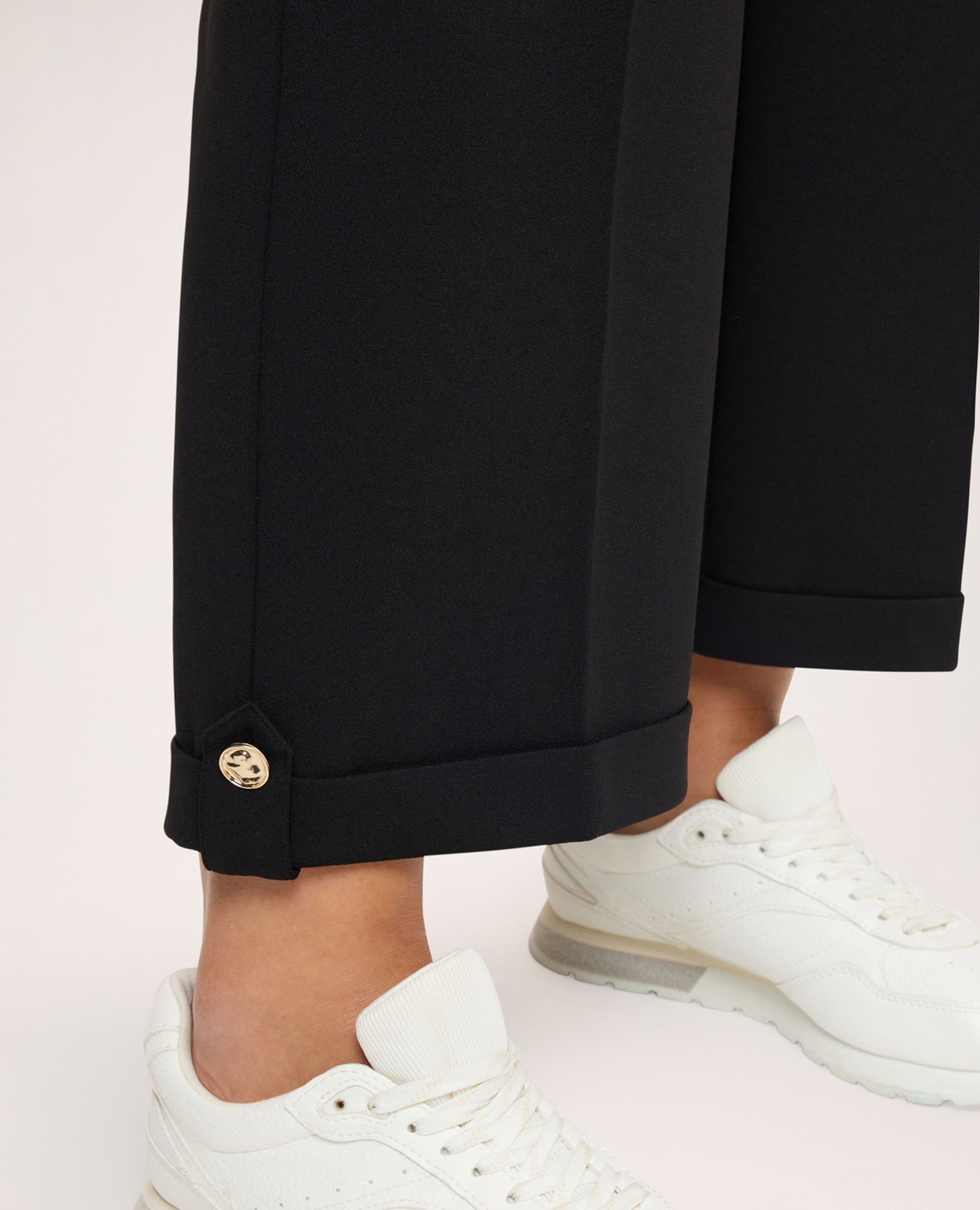 Pantalones de mujer cropped con dobladillo y botón ajuste y diseño para el máximo confort - Fiorella Rubino - Negro Negro-4