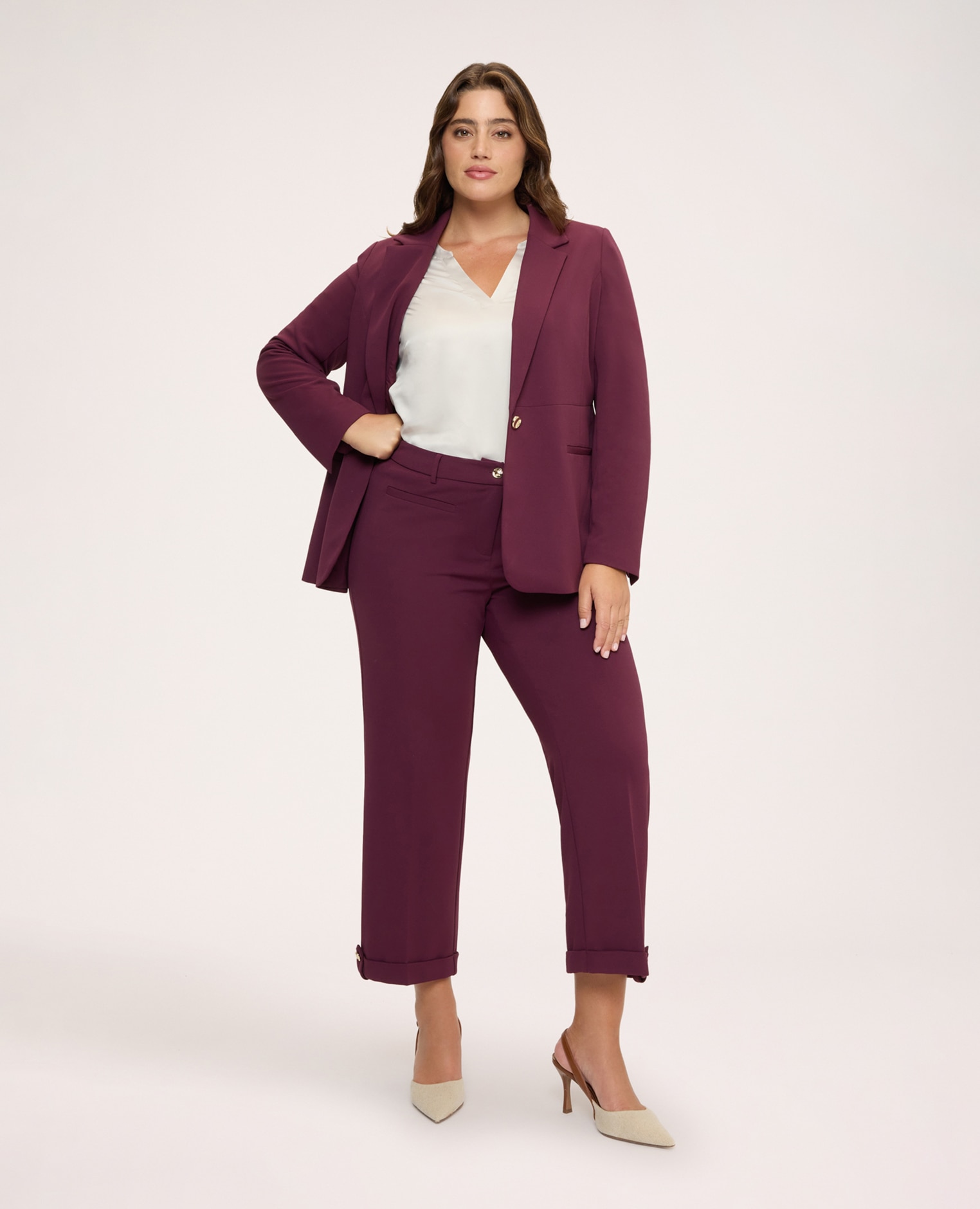 Imagen 0 de Pantalones de mujer cropped con dobladillo y botón ajuste y diseño para el máximo confort Burdeos