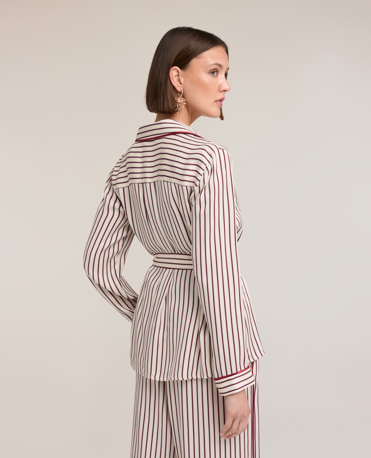 Camisa de mujer de rayas en sarga de viscosa ajuste regular con cierre frontal de botones y cinturón en la cintura - Motivi - Beige Beige-2