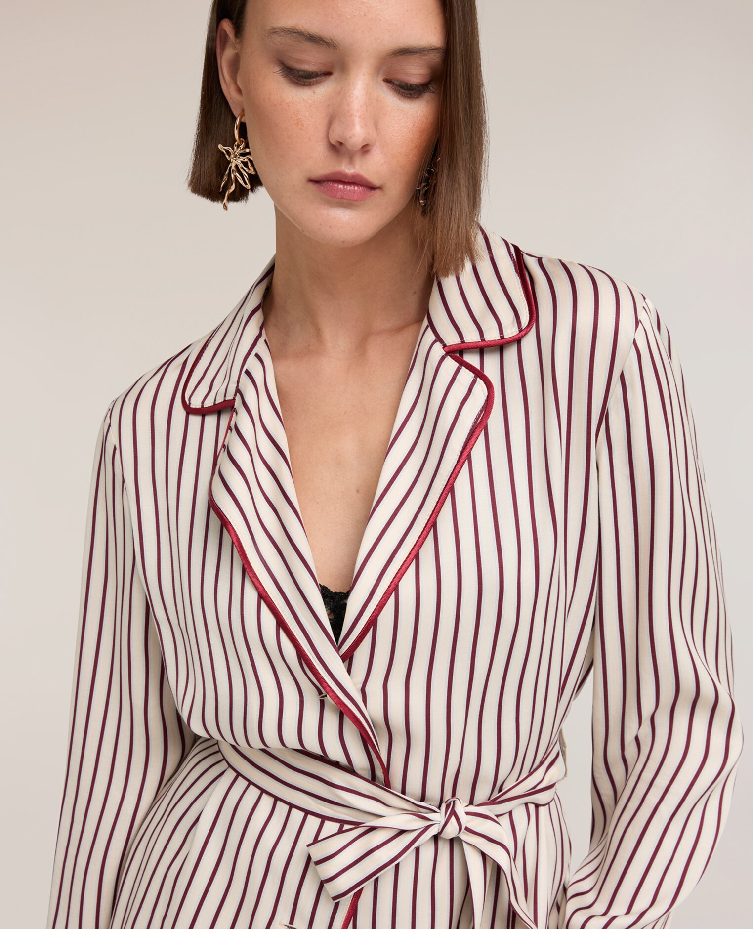 Camisa de mujer de rayas en sarga de viscosa ajuste regular con cierre frontal de botones y cinturón en la cintura - Motivi - Beige Beige-4