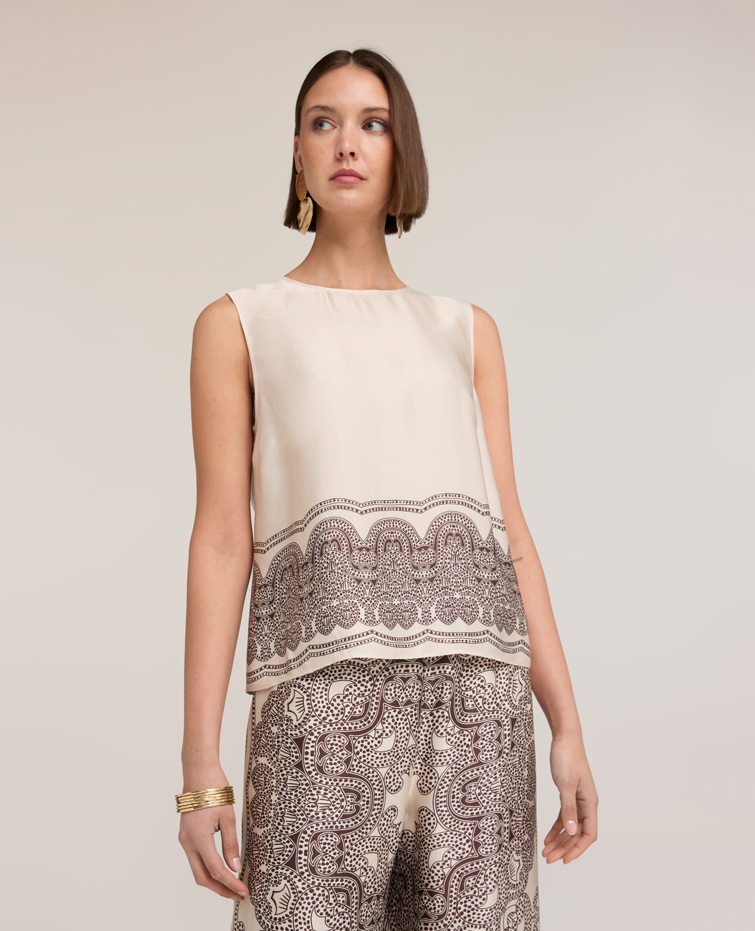 Top de mujer de raso estampado paisley ajuste boxy con cierre posterior de botones - Motivi - Blanco Blanco-1