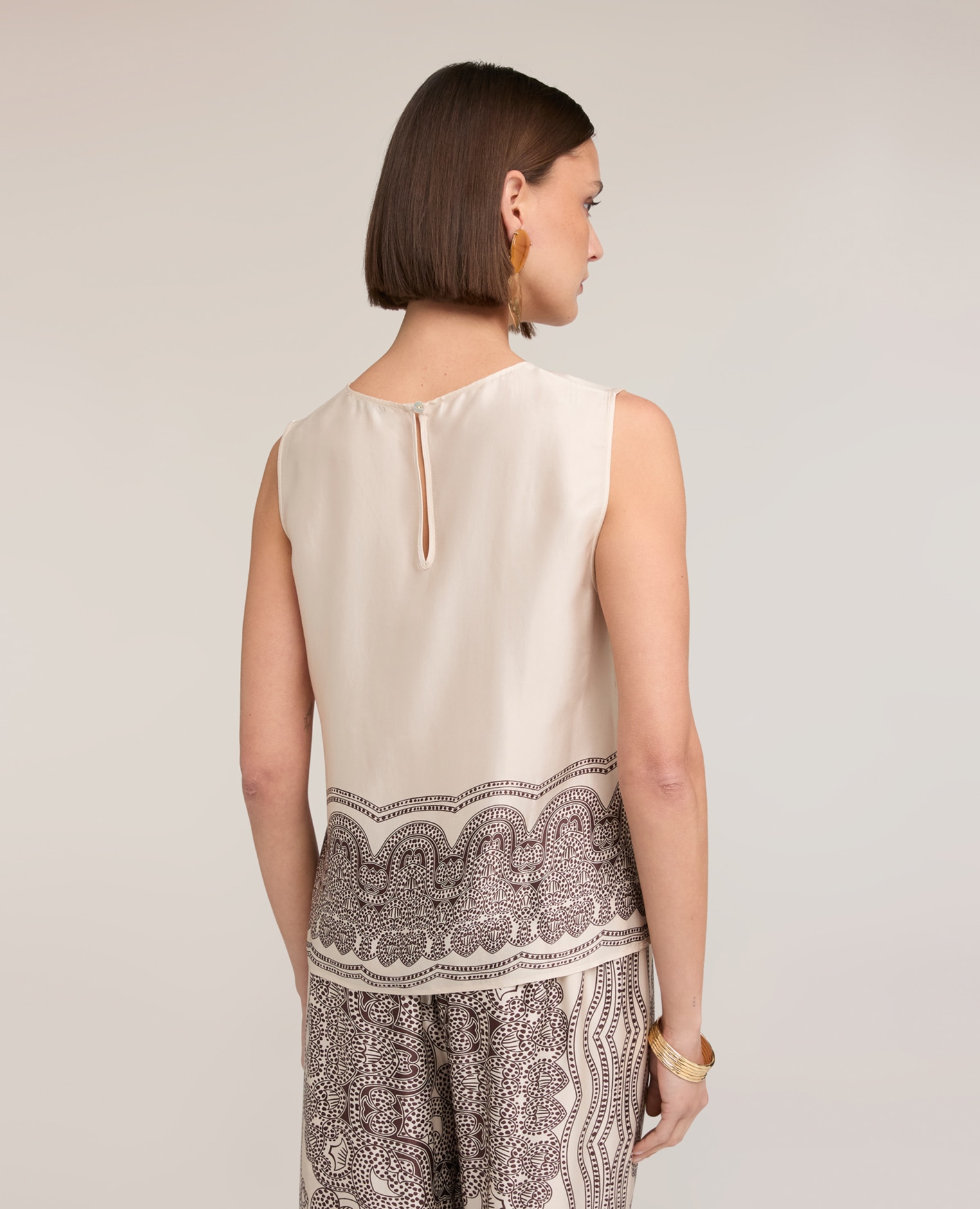 Top de mujer de raso estampado paisley ajuste boxy con cierre posterior de botones - Motivi - Blanco Blanco-2