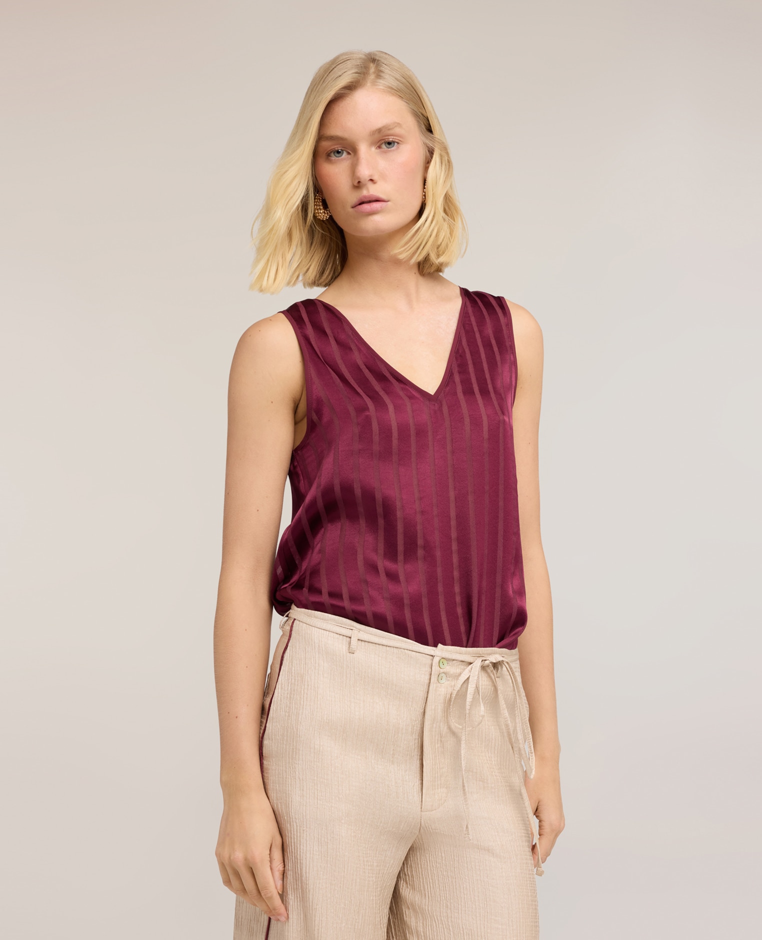 Blusa de mujer de raso a rayas devoré ajuste regular con dobladillo redondeado - Motivi - Burdeos Burdeos-1