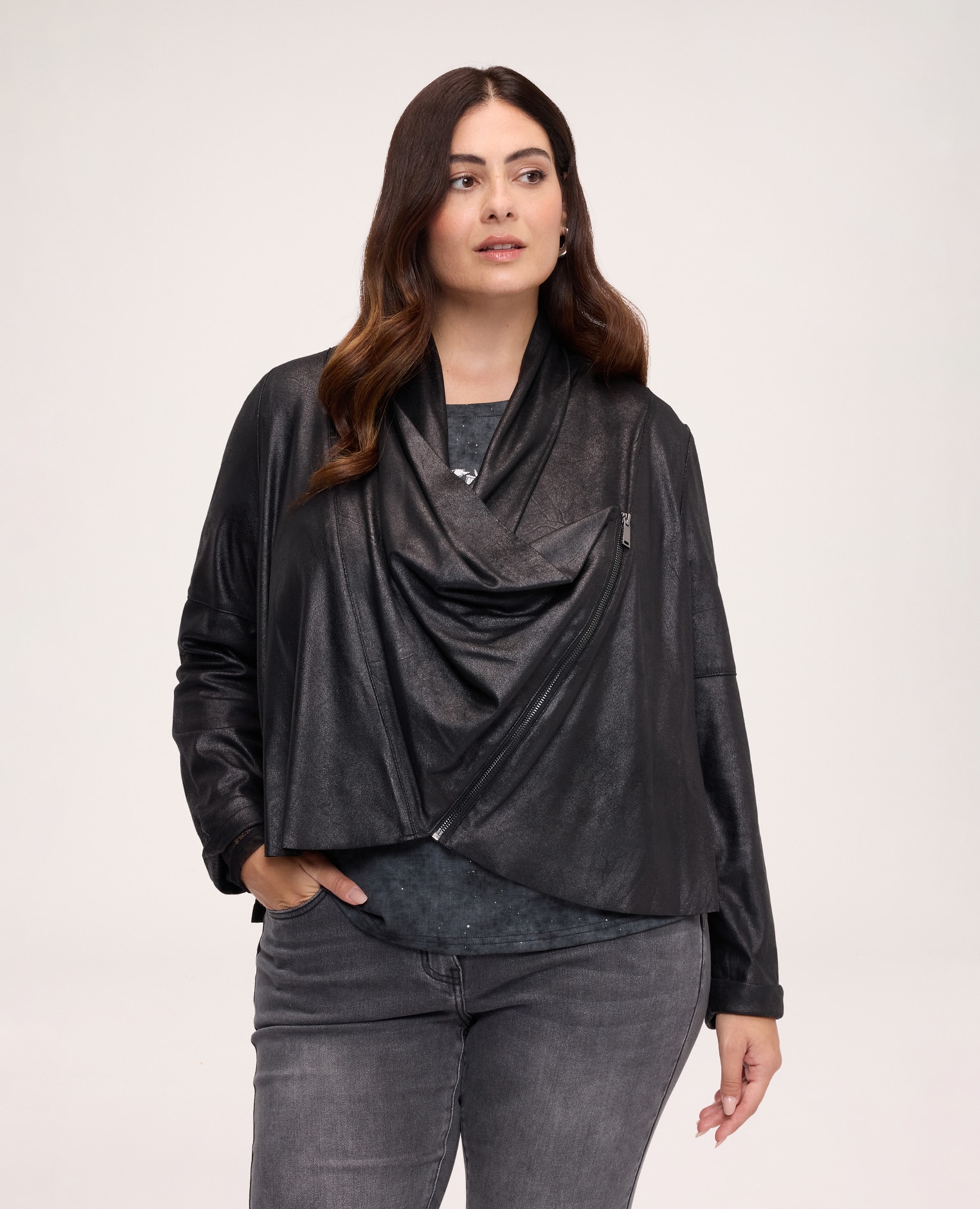 Chaqueta de mujer soft touch con cuello chal cierre de cremallera asimétrico - Fiorella Rubino - Negro Negro-1