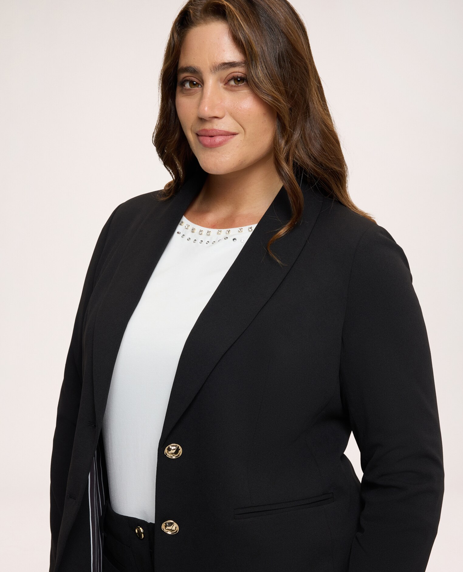 Blazer de mujer corto en tejido elástico corte corto que la hace cómoda y versátil - Fiorella Rubino - Negro Negro-4