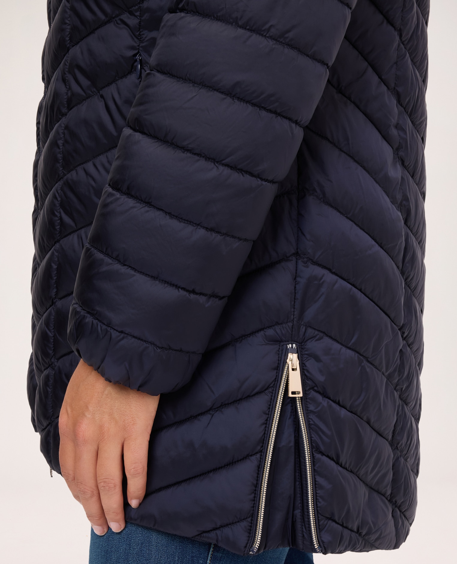 Plumífero de mujer lightweight largo con acolchado en chevron bolsillos laterales con cremallera y cremallera en la parte inferior - Fiorella Rubino - Azul Azul-4