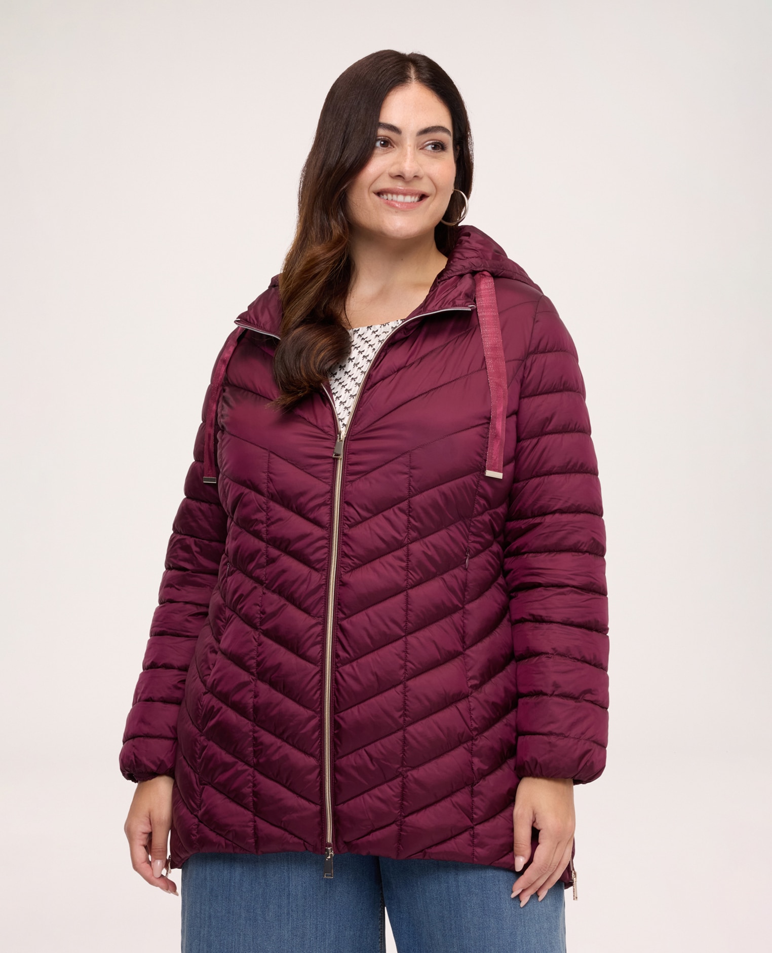 Imagen 0 de Plumífero de mujer lightweight largo con acolchado en chevron bolsillos laterales con cremallera y cremallera en la parte inferior Burdeos