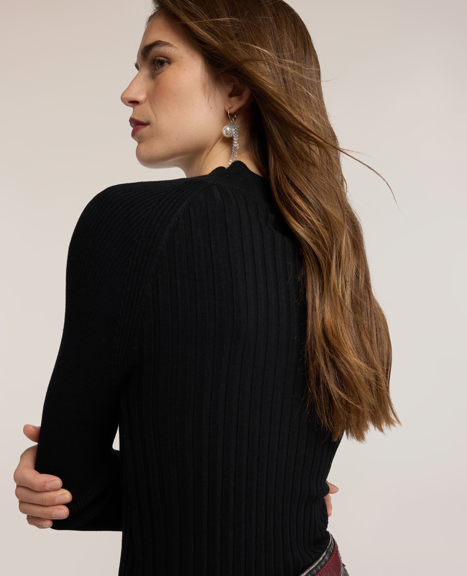 Jersey de mujer de canalé diagonal con bajo asimétrico ajuste entallado bajo asimétrico en la parte delantera - Motivi - Negro Negro-4